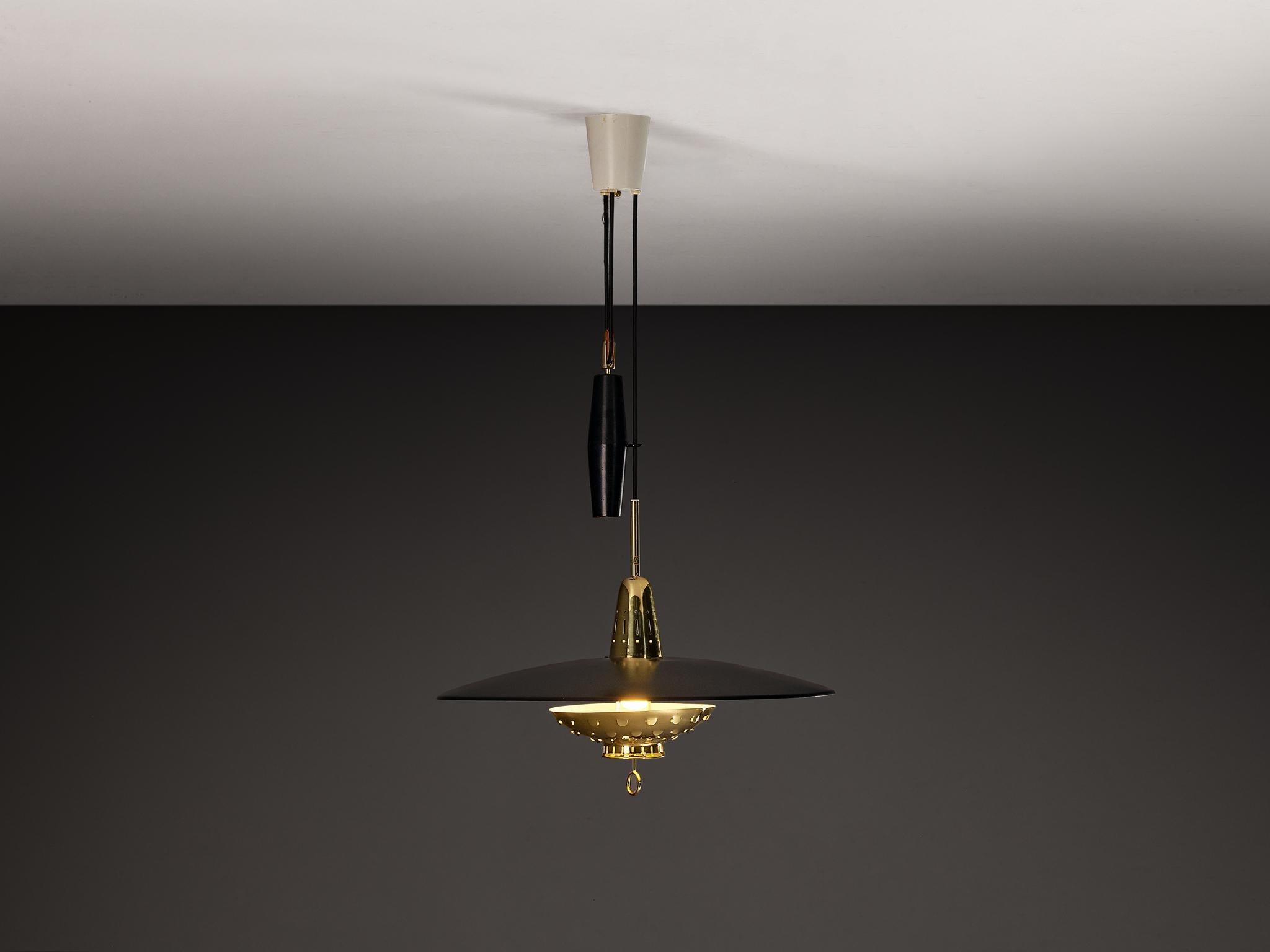 Boréns, lámpara de techo, acero lacado y aluminio, latón, Borås, Suecia, años 50/60

Esta lámpara colgante, producida por el fabricante sueco de iluminación Boréns durante los años 50-60, presenta un enfoque de mediados de siglo de la forma y el