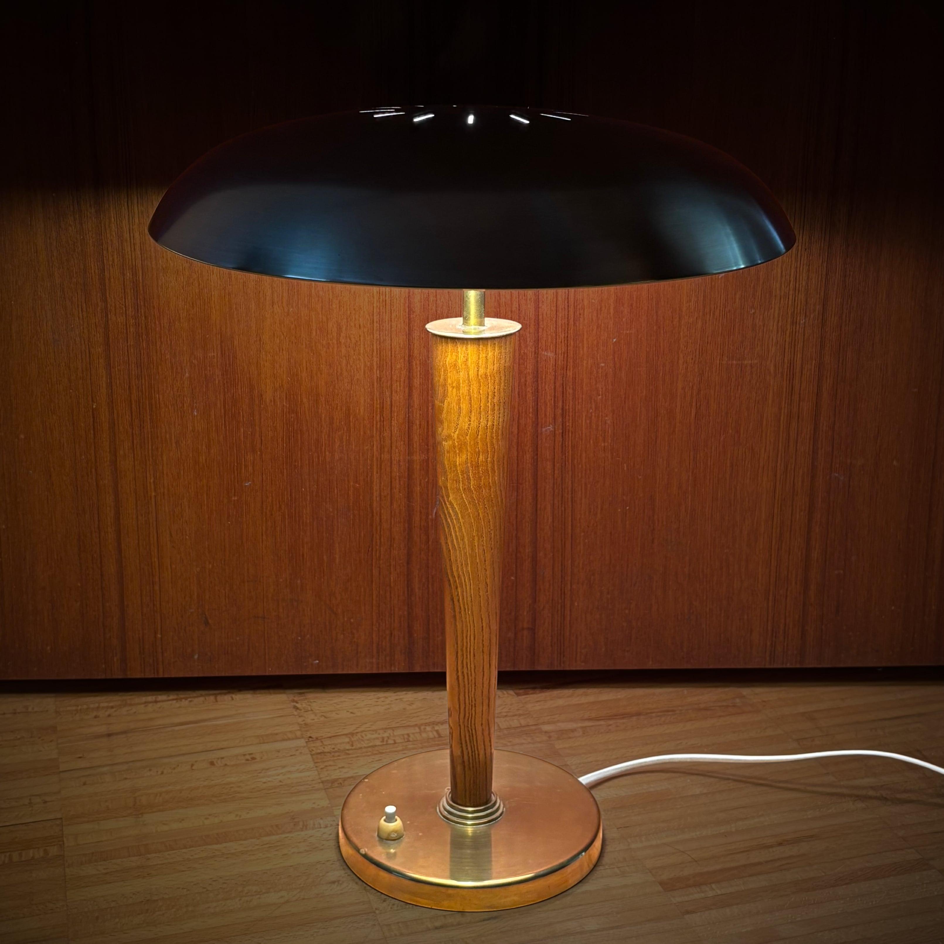Boréns, table lamp 8406, elm & brand, Scandinavian modern, Sweden, 1940s Escandinavo moderno en venta