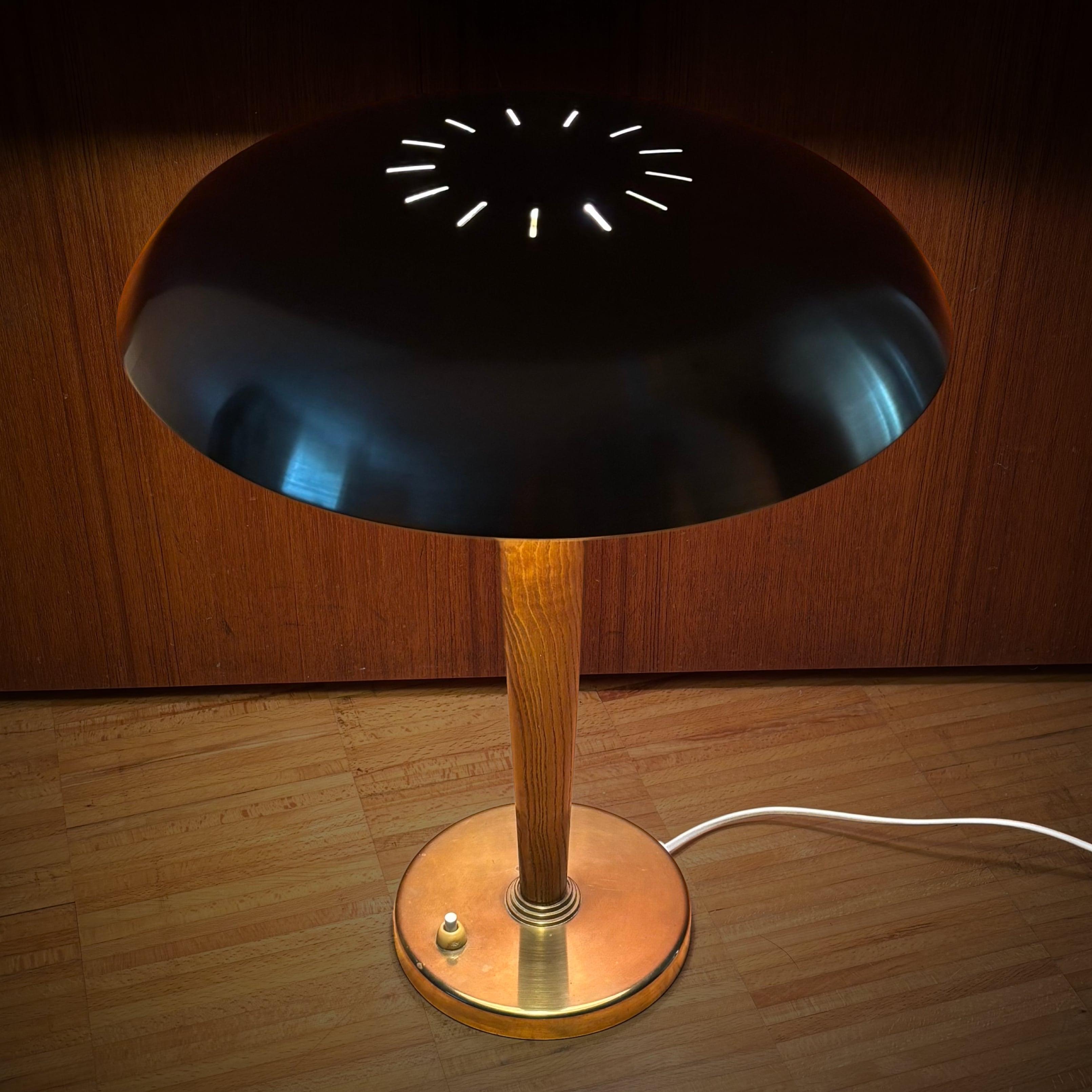 Boréns, table lamp 8406, elm & brand, Scandinavian modern, Sweden, 1940s en Bueno estado para la venta en Forserum, SE