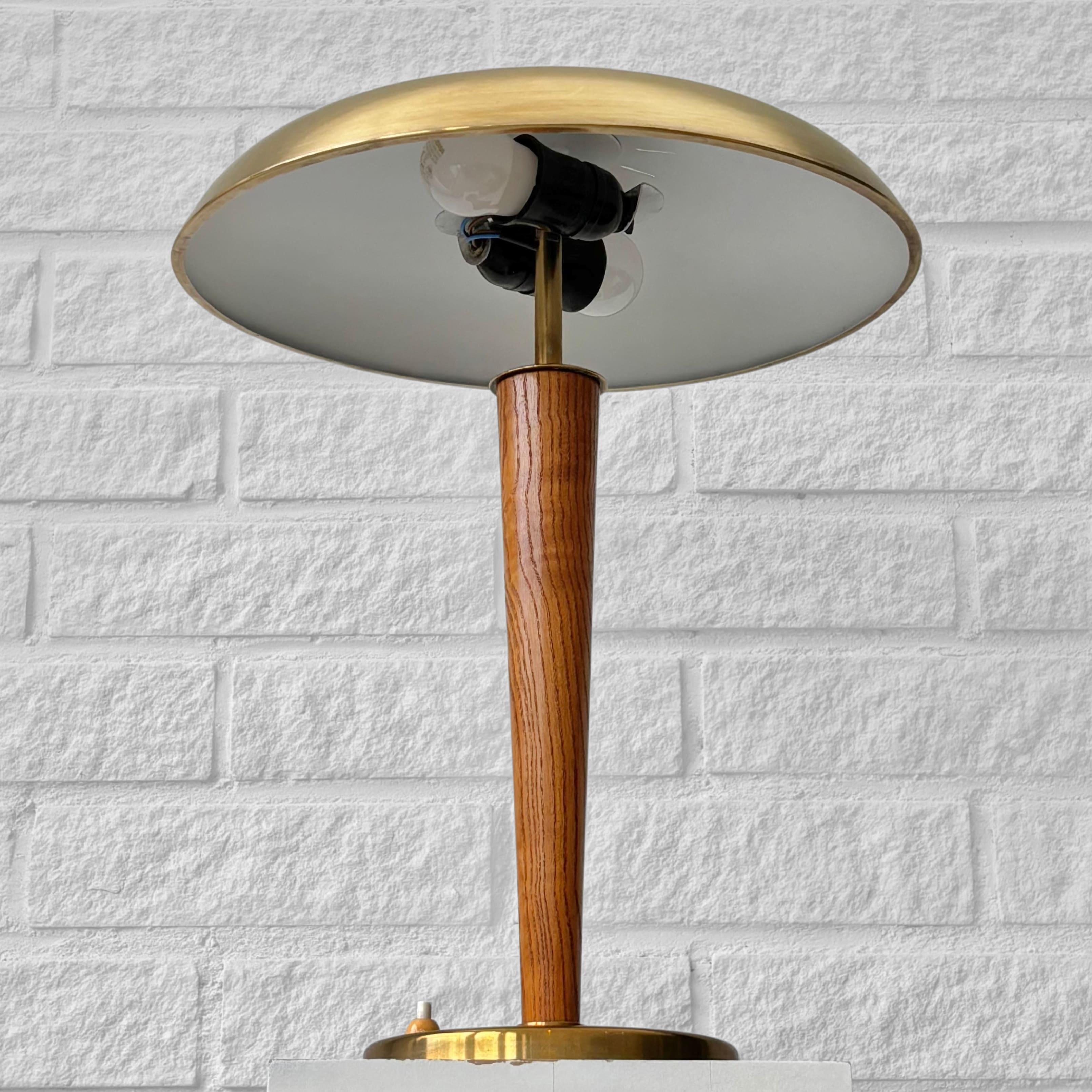 Boréns, table lamp 8406, elm & brand, Scandinavian modern, Sweden, 1940s mediados del siglo XX en venta