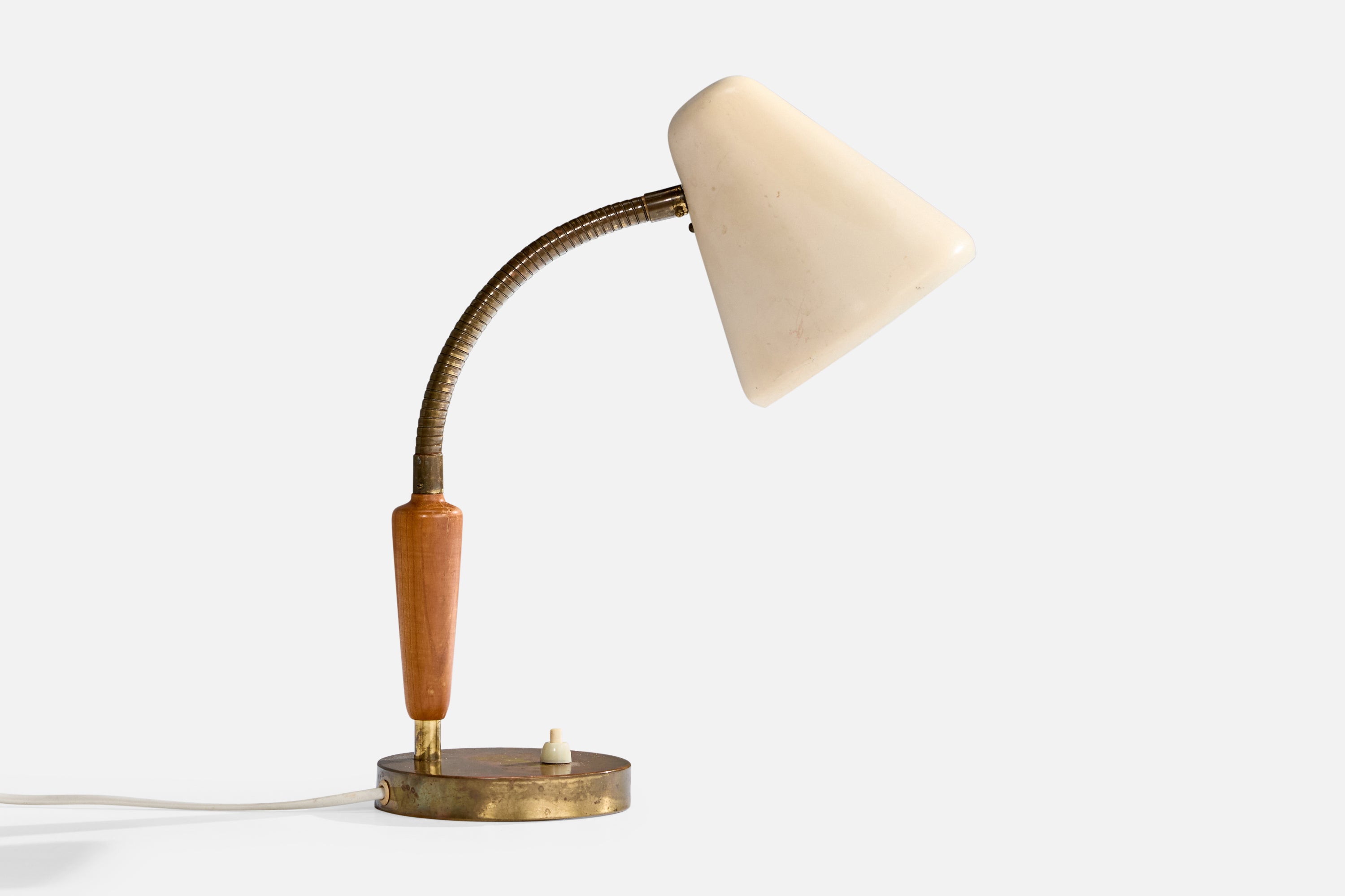 Lámpara de sobremesa de latón, roble y metal lacado en blanco, fabricada por Boréns, Suecia, c. 1950.

Dimensiones de la lámpara con pantalla (pulgadas): 14,25
