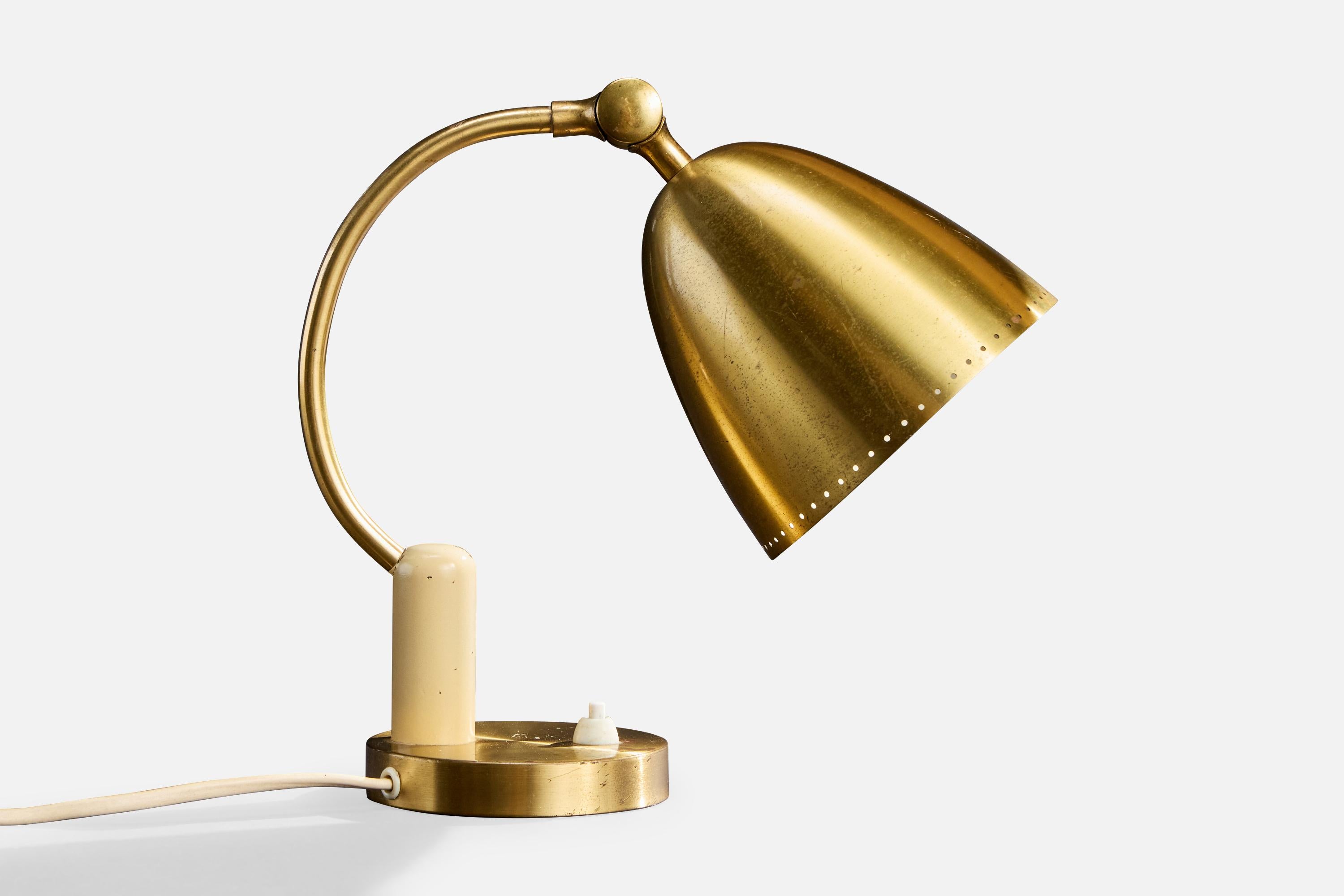 Lampe de table réglable en laiton produite par Boréns, Suède, c. 1950.

Légère oxydation sur l'ensemble du laiton.

Dimensions de la lampe (pouces) : 10.2 