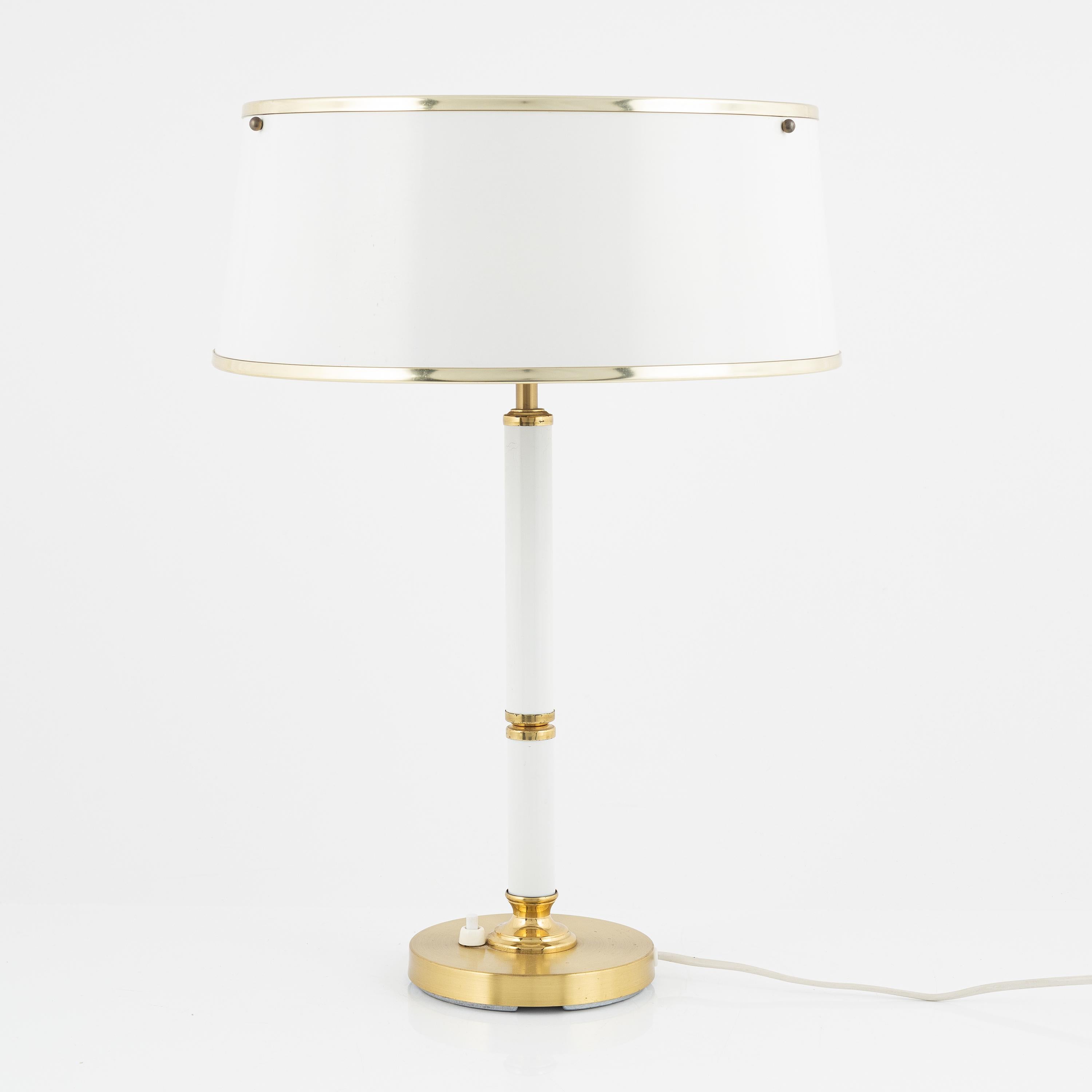 Table lamp by Borens rare model 8423 made in Sweden 1970 signed on label
White and brass color, good vintage condition.