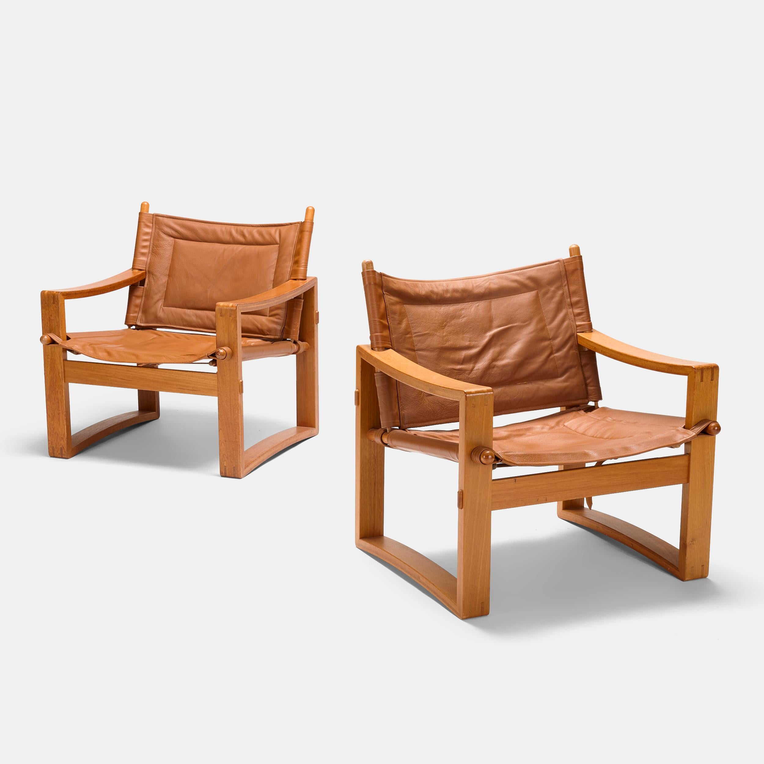Borge Jensen Butacas Safari, pareja Bernstorffsminde Mobelfabrik Dinamarca, c. 1965. Calcomanía del fabricante aplicada en el brazo de cada ejemplar 