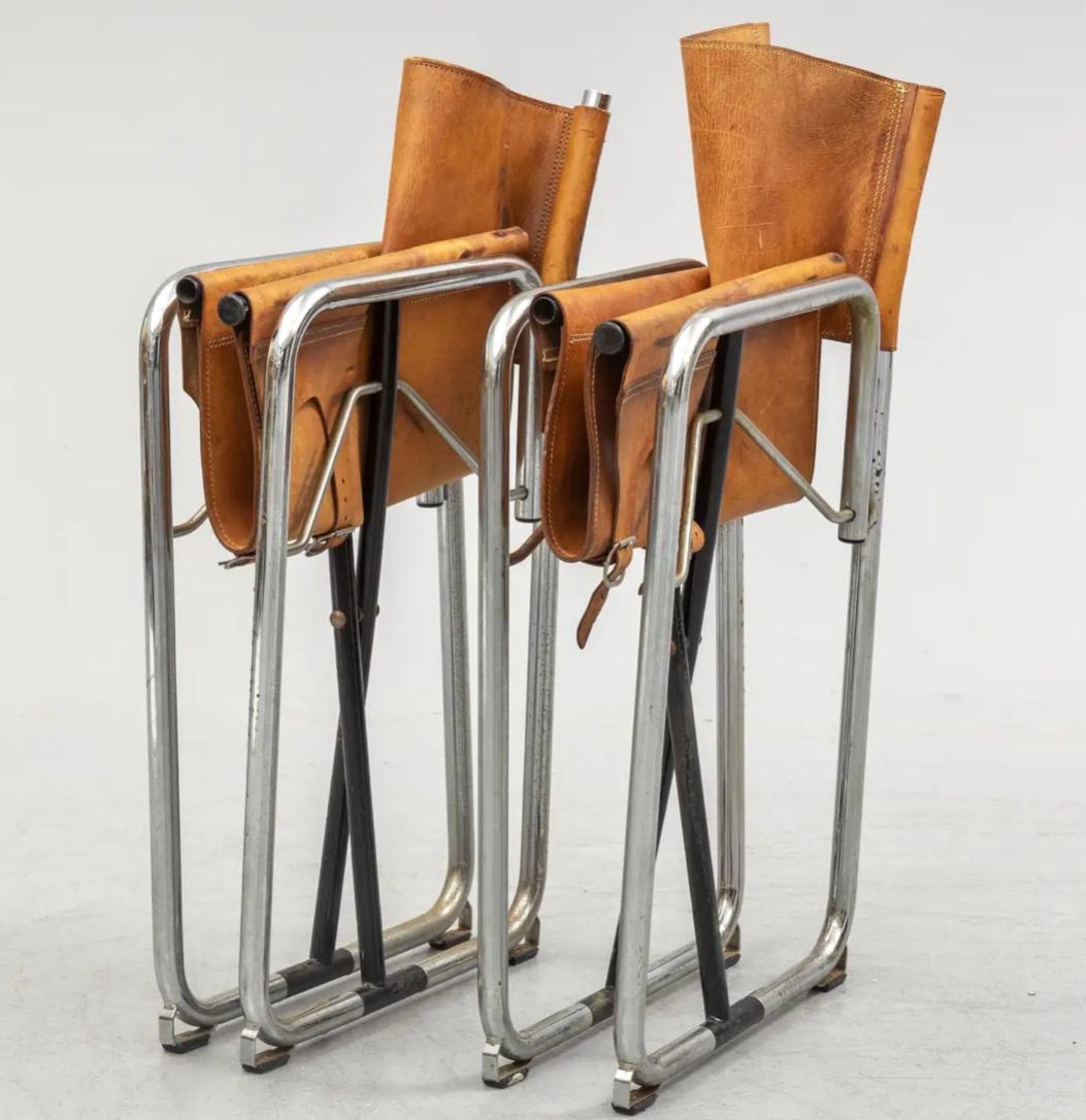 Early set of four folding chairs in chromed steel and original vegetal tanned leather, plus one folding table in chromed steel and Scandinavian pine, designed by Borge Lindau & Bo Lindekrantz and produced from the 1960s by Swedish Lammhults.