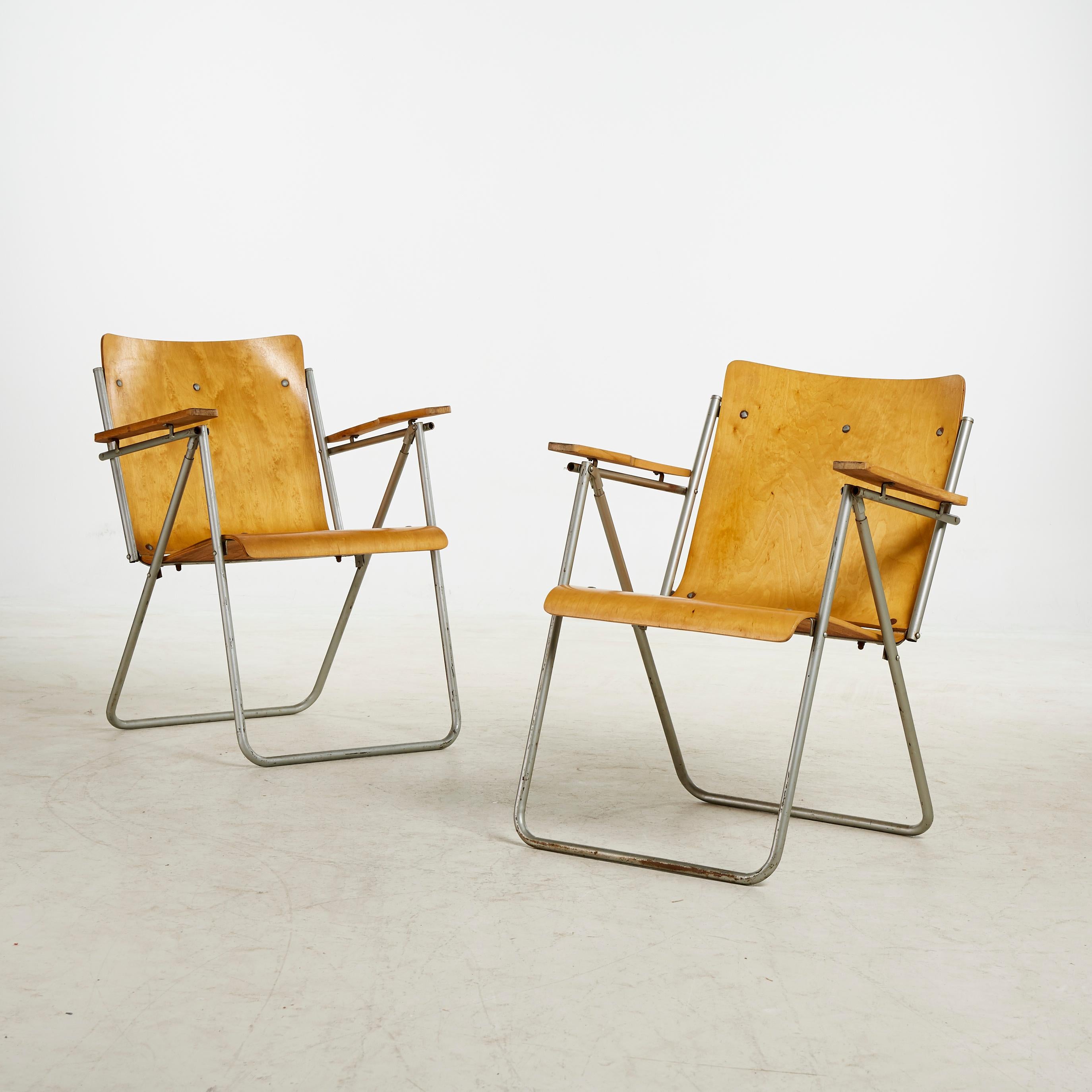Early set of four folding chairs in chromed steel and original vegetal tanned leather, plus one folding table in chromed steel and Scandinavian pine, designed by Borge Lindau & Bo Lindekrantz and produced from the 1960s by Swedish Lammhults.

Plus