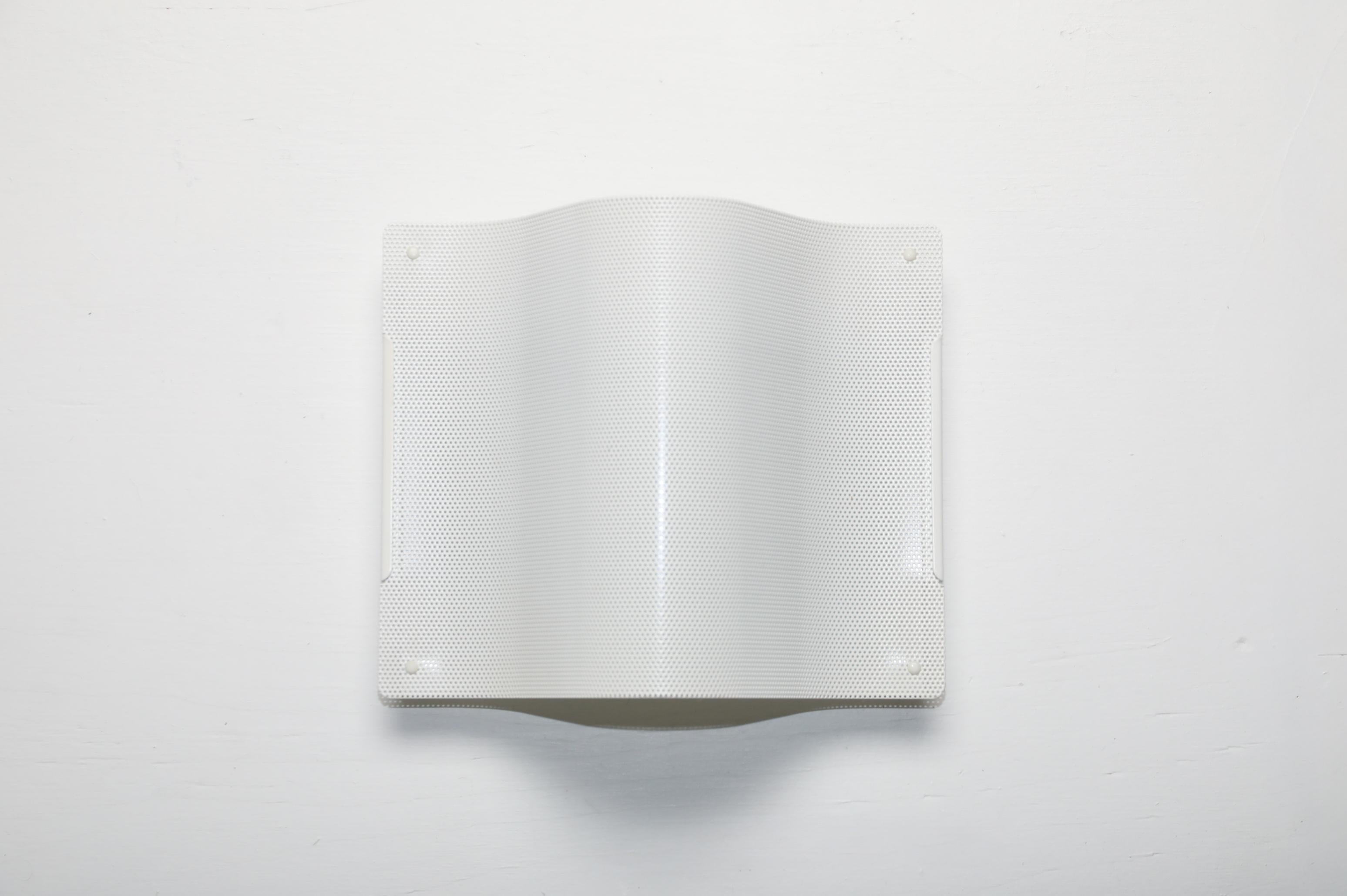 Diseñada por Börge Lindau y Bo Lindekrantz para Zero of Sweden, esta escultural lámpara de pared ejemplifica el refinado enfoque del dúo hacia la iluminación funcional escandinava. Fabricada en la década de 1970, la pieza presenta una forma