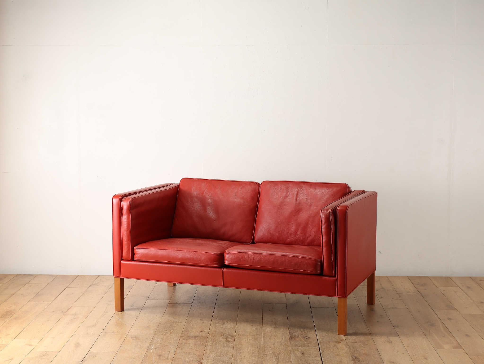 Boe Mogensen est l'un des designers les plus influents de l'histoire du design danois et, en tant que directeur de FDB Mobler, il a contribué de manière significative à l'évolution des modes de vie au Danemark en fournissant au pays des meubles de