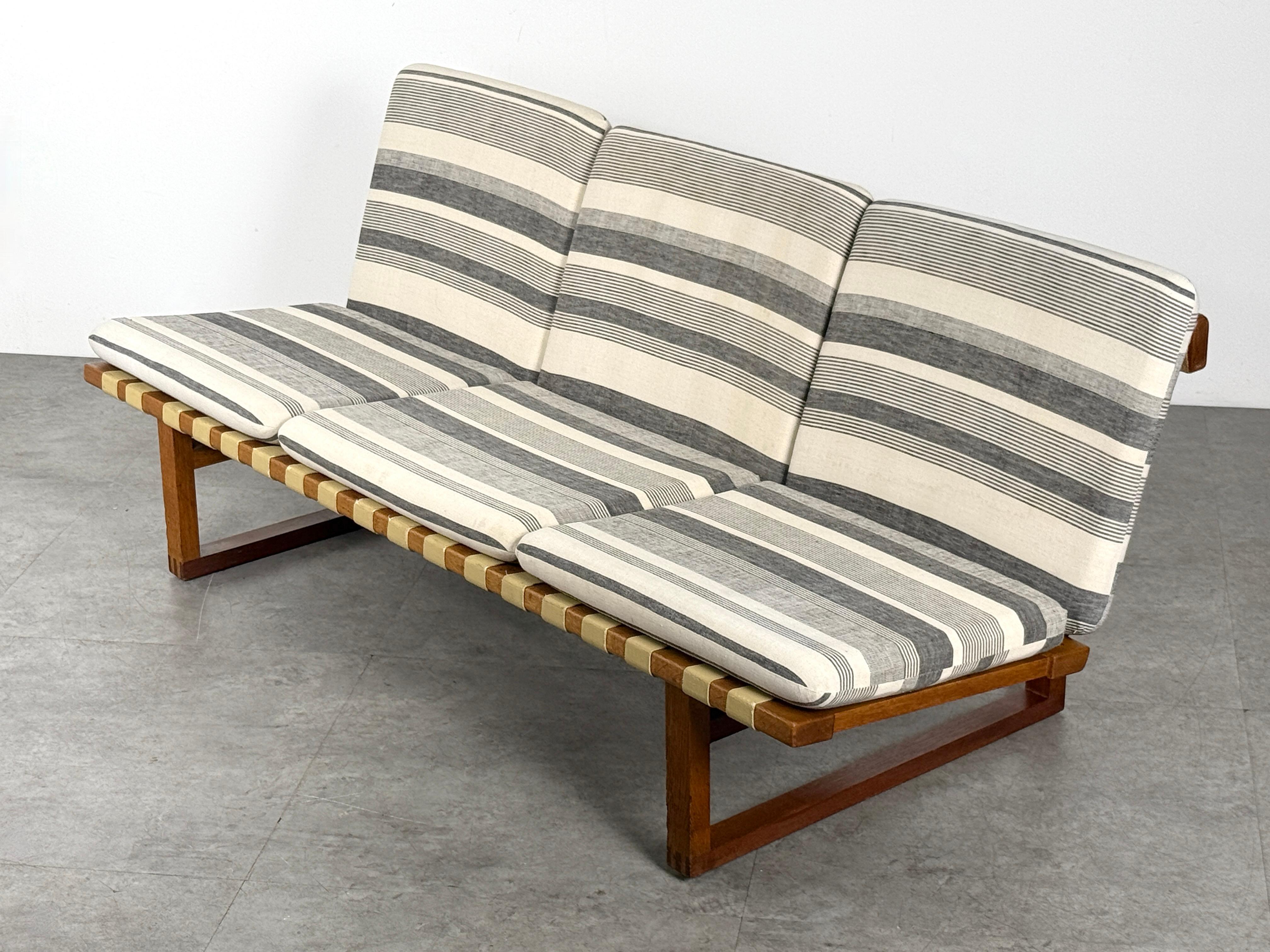 Scandinavian Modern Borge Mogensen 211 Sofa in Oak and Teak by Fredericia Stolefabrik Denmark 1950s For Sale