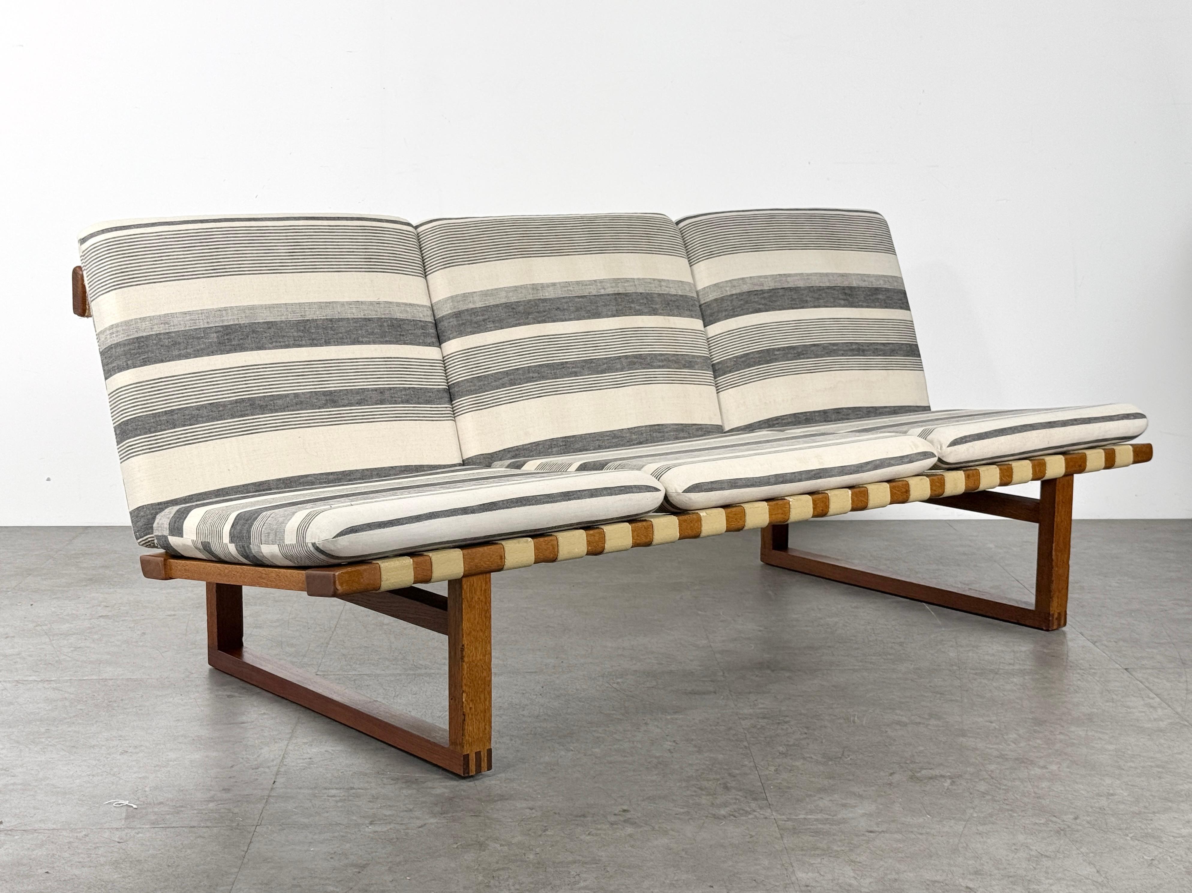 Danish Borge Mogensen 211 Sofa in Oak and Teak by Fredericia Stolefabrik Denmark 1950s For Sale