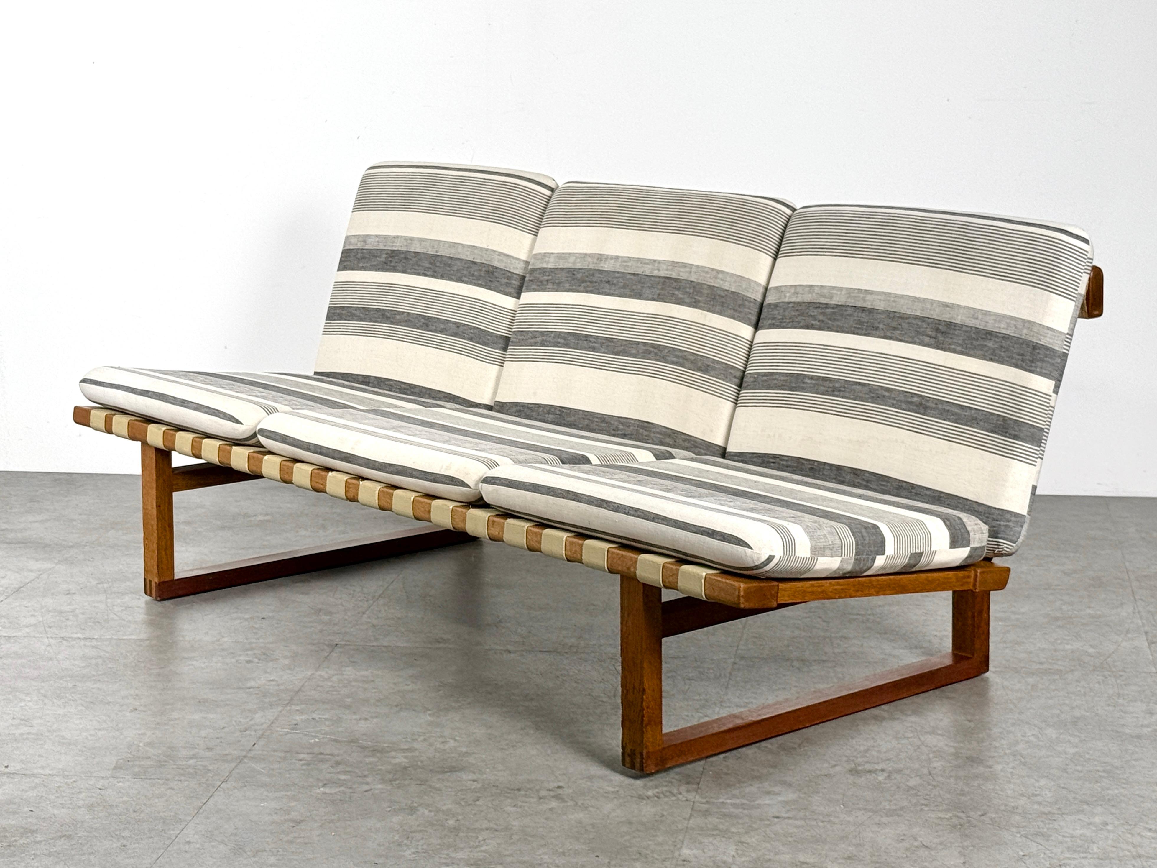 Borge Mogensen 211 Sofa in Oak and Teak by Fredericia Stolefabrik Denmark 1950s For Sale 2