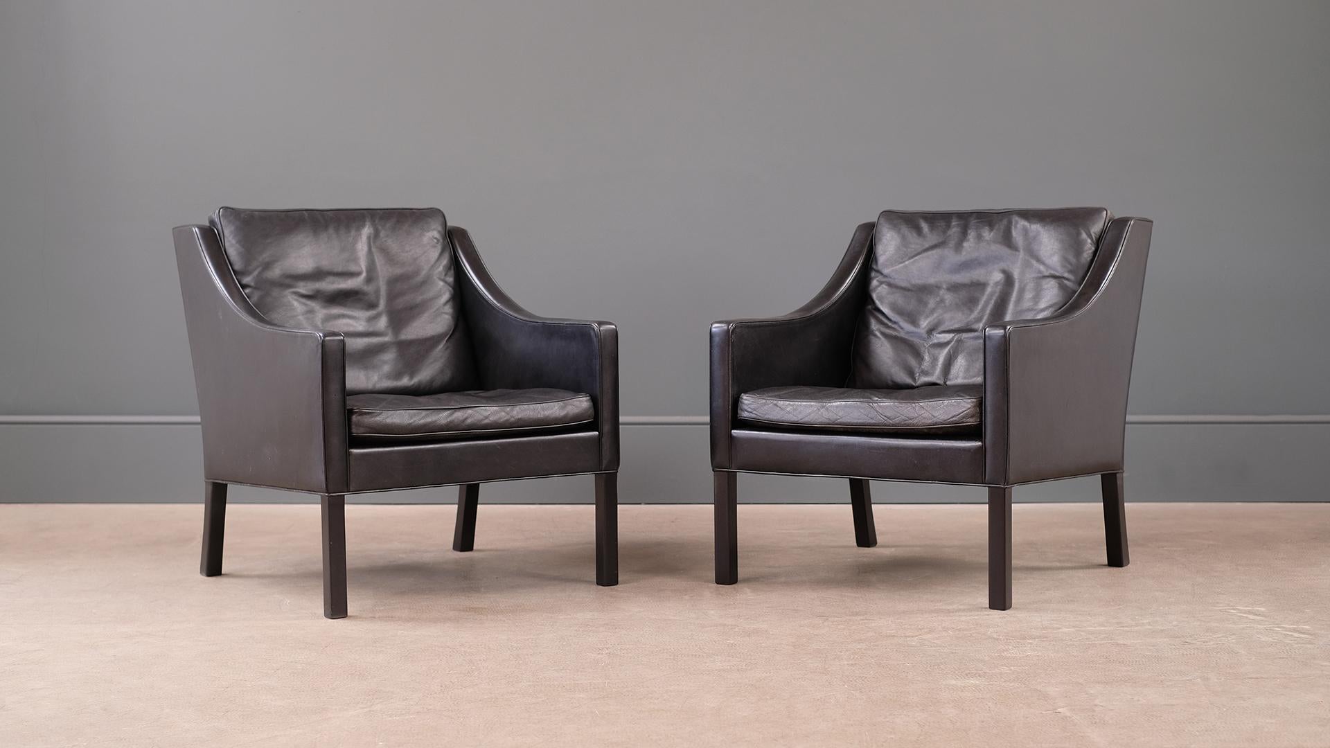 Beautiful pair of 2207 lounge chairs designed by Borge Mogensen for Fredericia, Denmark. Original black leather with fantastic patina and black legs.