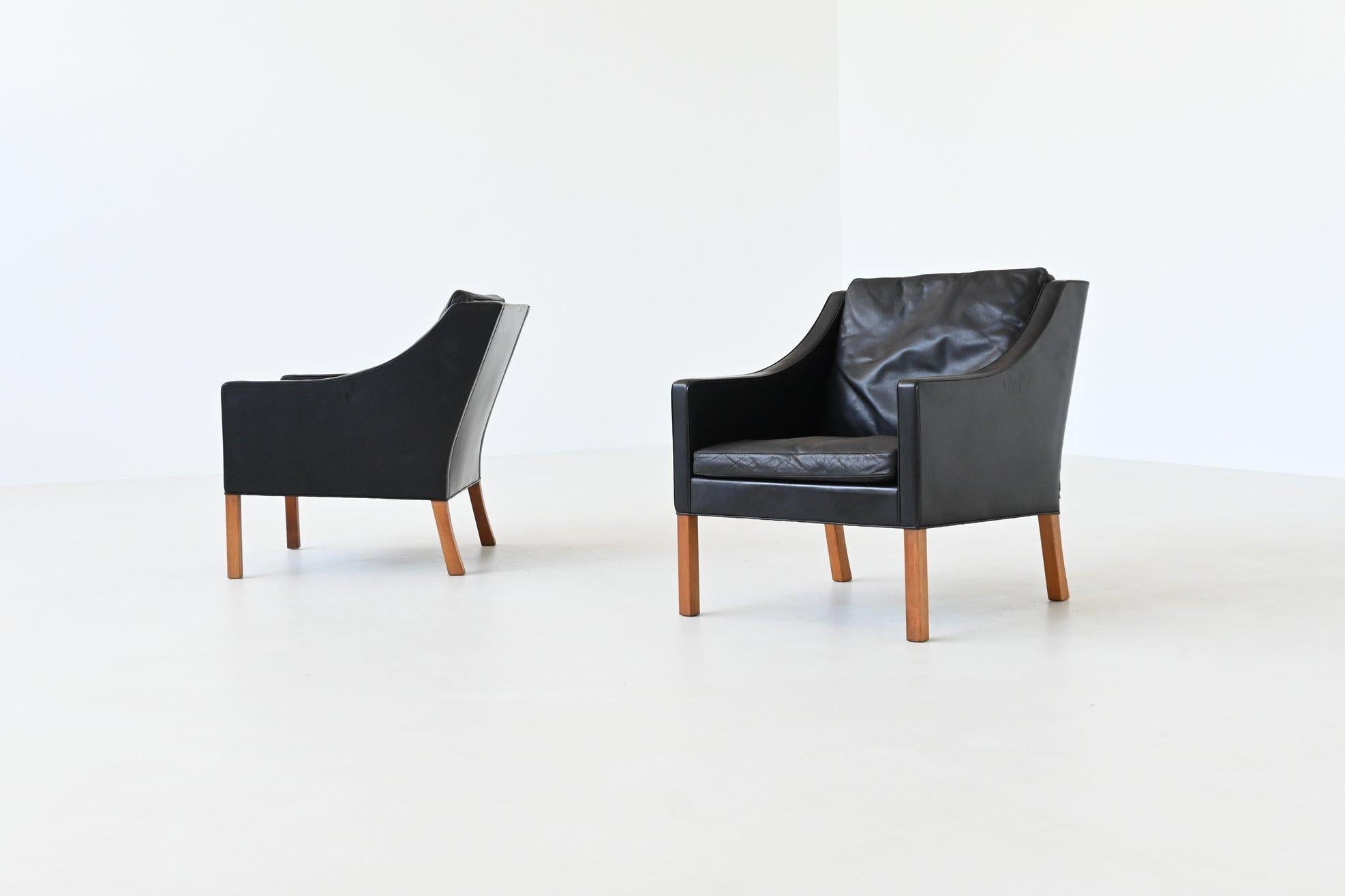 Borge Mogensen 2207 lounge chairs black leather Fredericia Denmark 1960 (Skandinavische Moderne) im Angebot