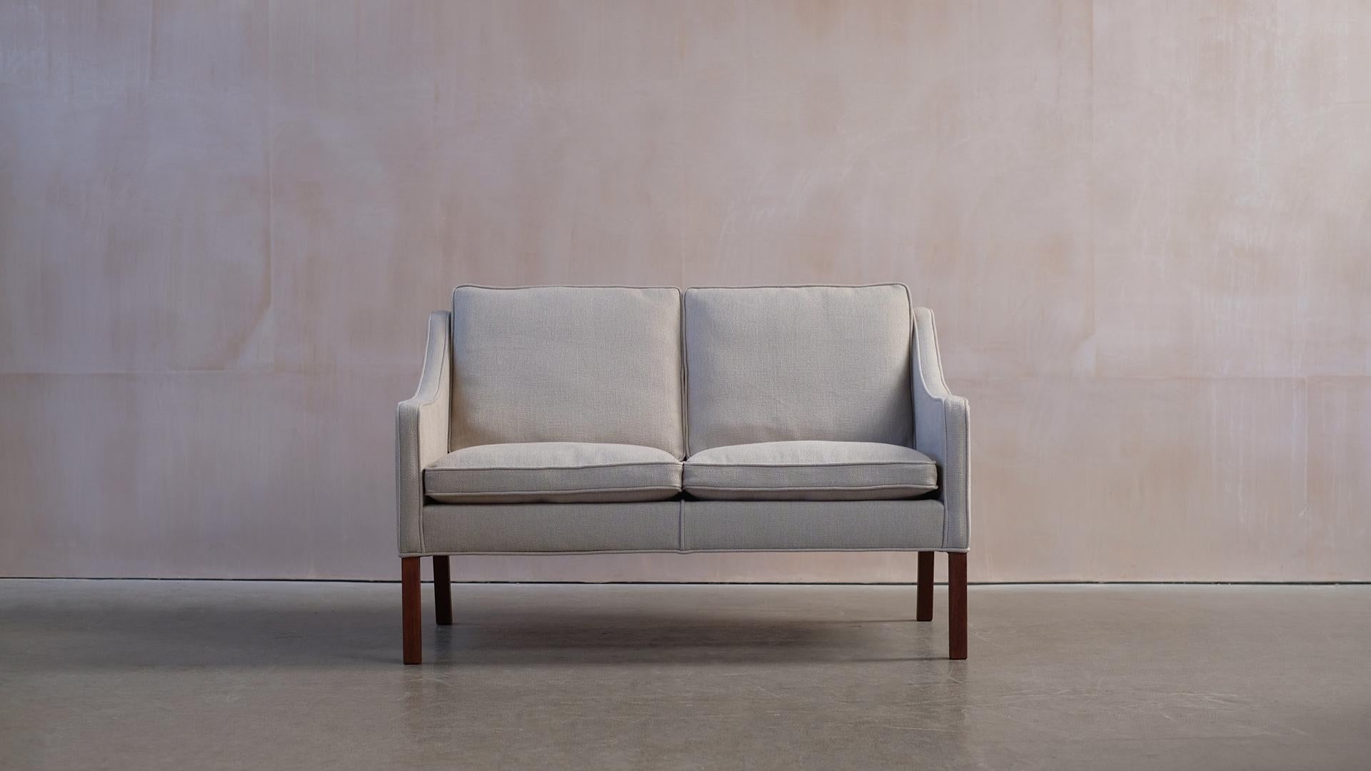 Superb Borge Mogensen Sofa Model 2208 for Fredericia, Denmark 1963. Fantastic example of this ultra elegant sofa, fully reconditioned and reupholstered in a stonewashed linen by Kirkby Design. A true Danish classic piece that is very comfortable.
 