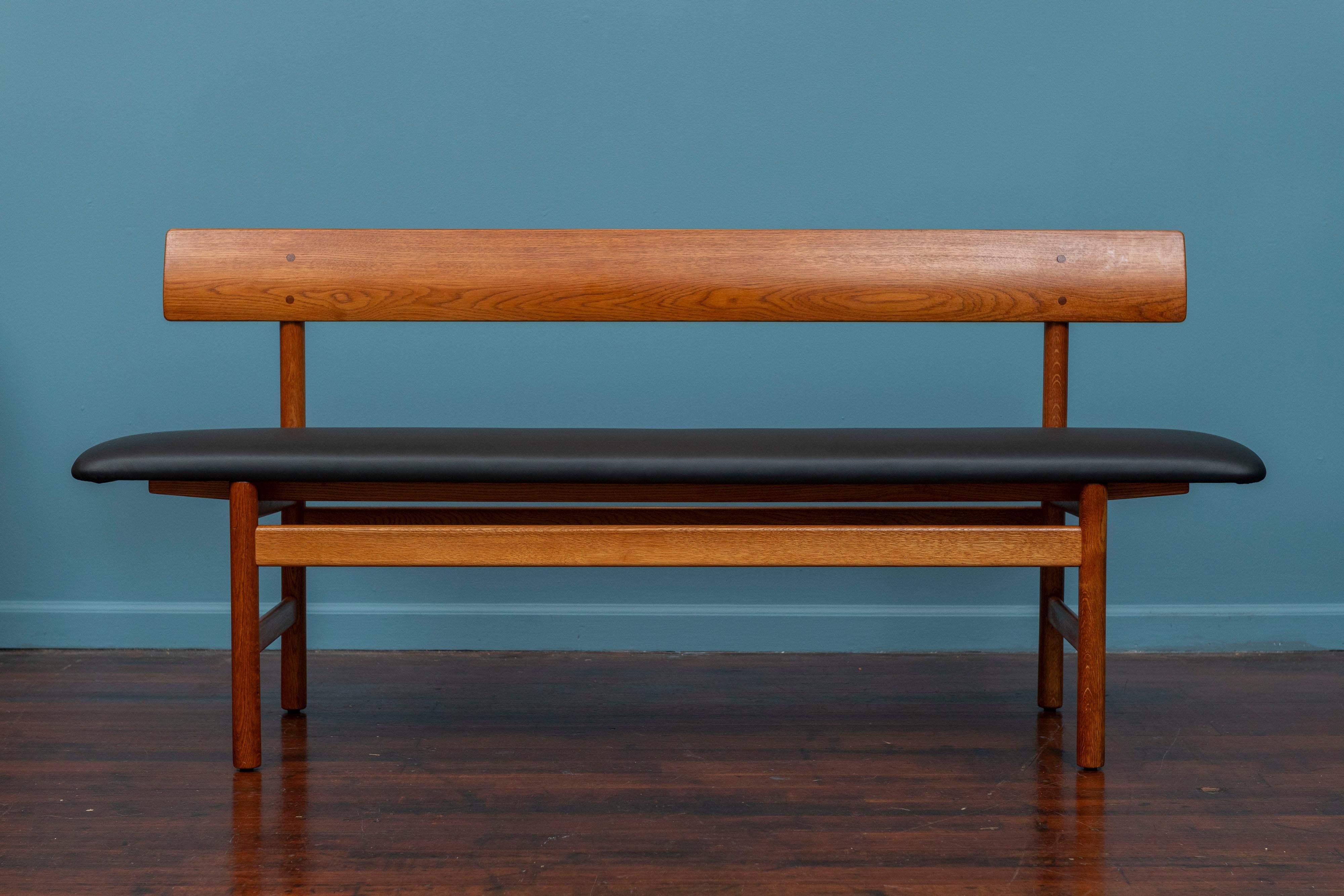 Borge Mogensen original bench model 3171 for Federica, Denmark. Made from solid turned oak with black leather, perfect for a dining table or extra seating at 18