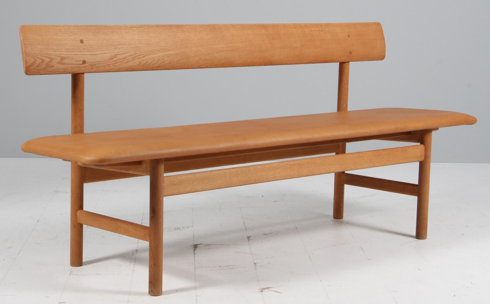 Børge Mogensen diseñó este banco de comedor de madera maciza en 1956. Con su robusta sencillez, el banco es un ejemplo ideal del afán de toda la vida de Mogensen por una forma depurada.

Roble tratado con jabón, tapizado nuevo con cuero de anilina
