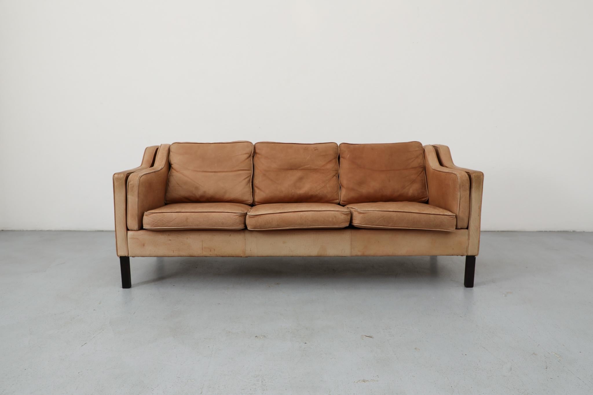 Un canapé trois places très apprécié, modèle 2213, attribué au célèbre designer danois Borg Mogensen pour Fredericia Furniture. Conçu pour son espace de vie personnel dans les années 1960, le canapé témoigne de l'engagement de Mogensen à créer des