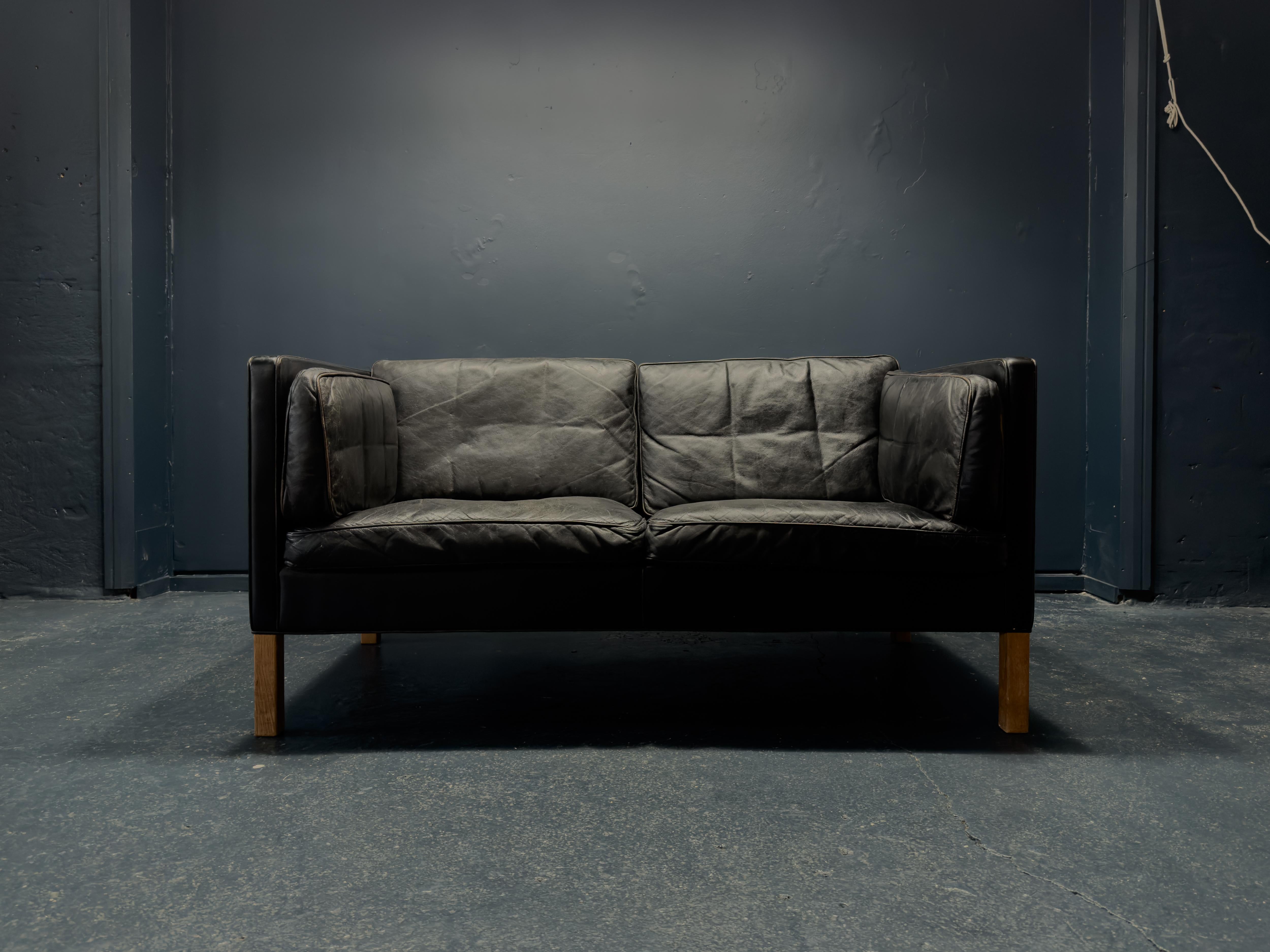 Questo splendido divano a due posti è stato creato dall'influente designer danese Borg Mogensen negli anni '60 per il produttore Fredericia Møbelfabrik. Come designer, l'obiettivo di Mogensen era quello di creare mobili durevoli e funzionali per