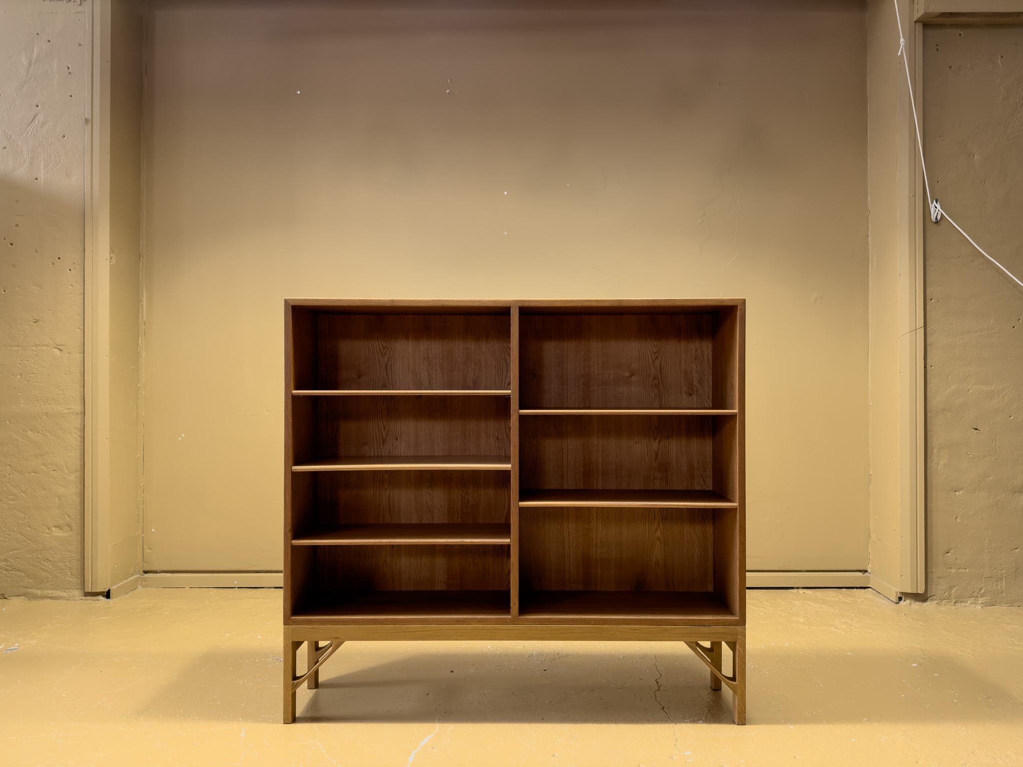 Bastion du mouvement du design moderne danois, Børge Mogensen incarne pour nous l'intégrité. Son approche fonctionnelle et diplomatique de la conception de meubles a ouvert la voie à la diffusion de la culture du design danois dans le monde entier.