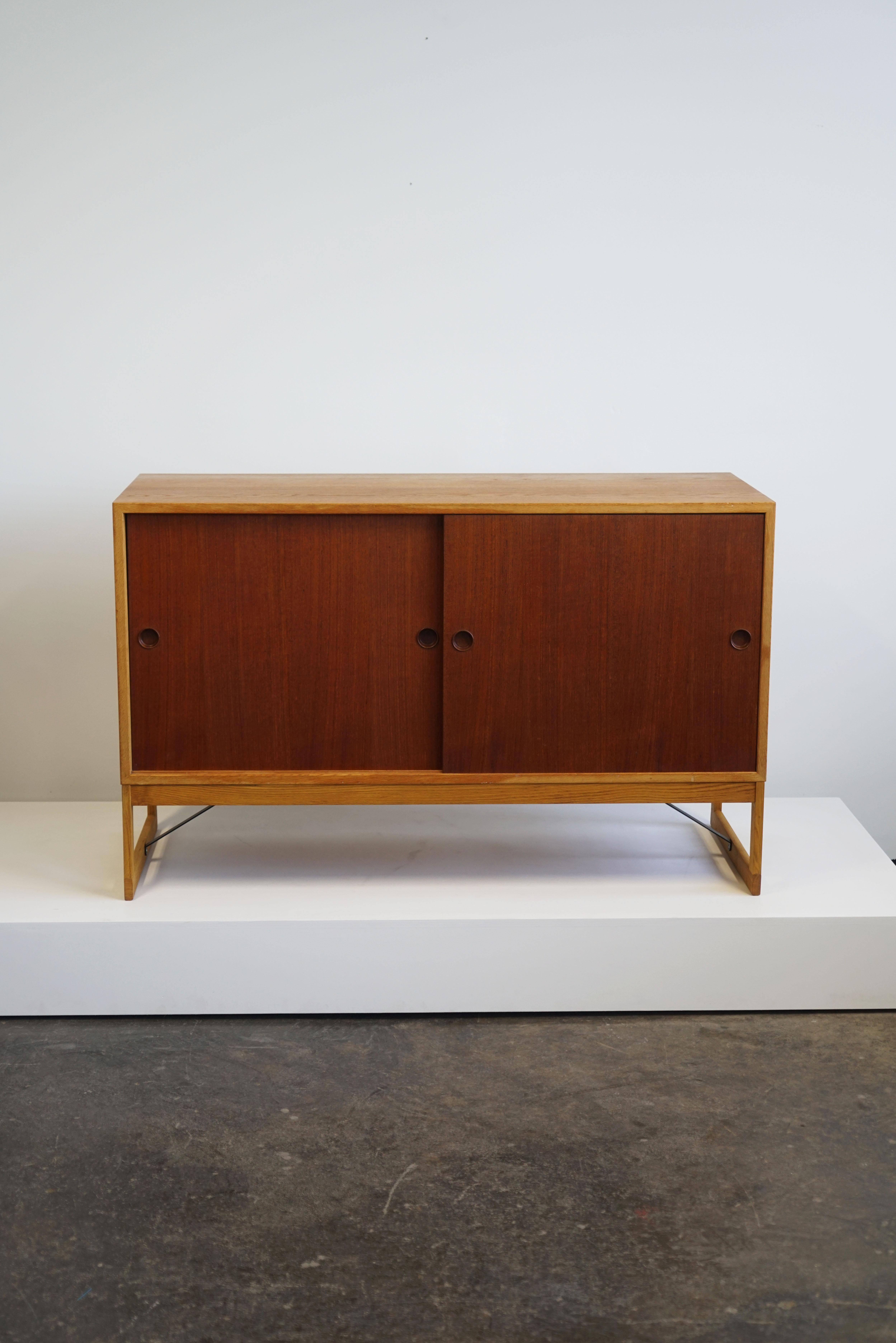 Borge Mogensen chest of drawers.
Oak and Teak.
Measures: 33