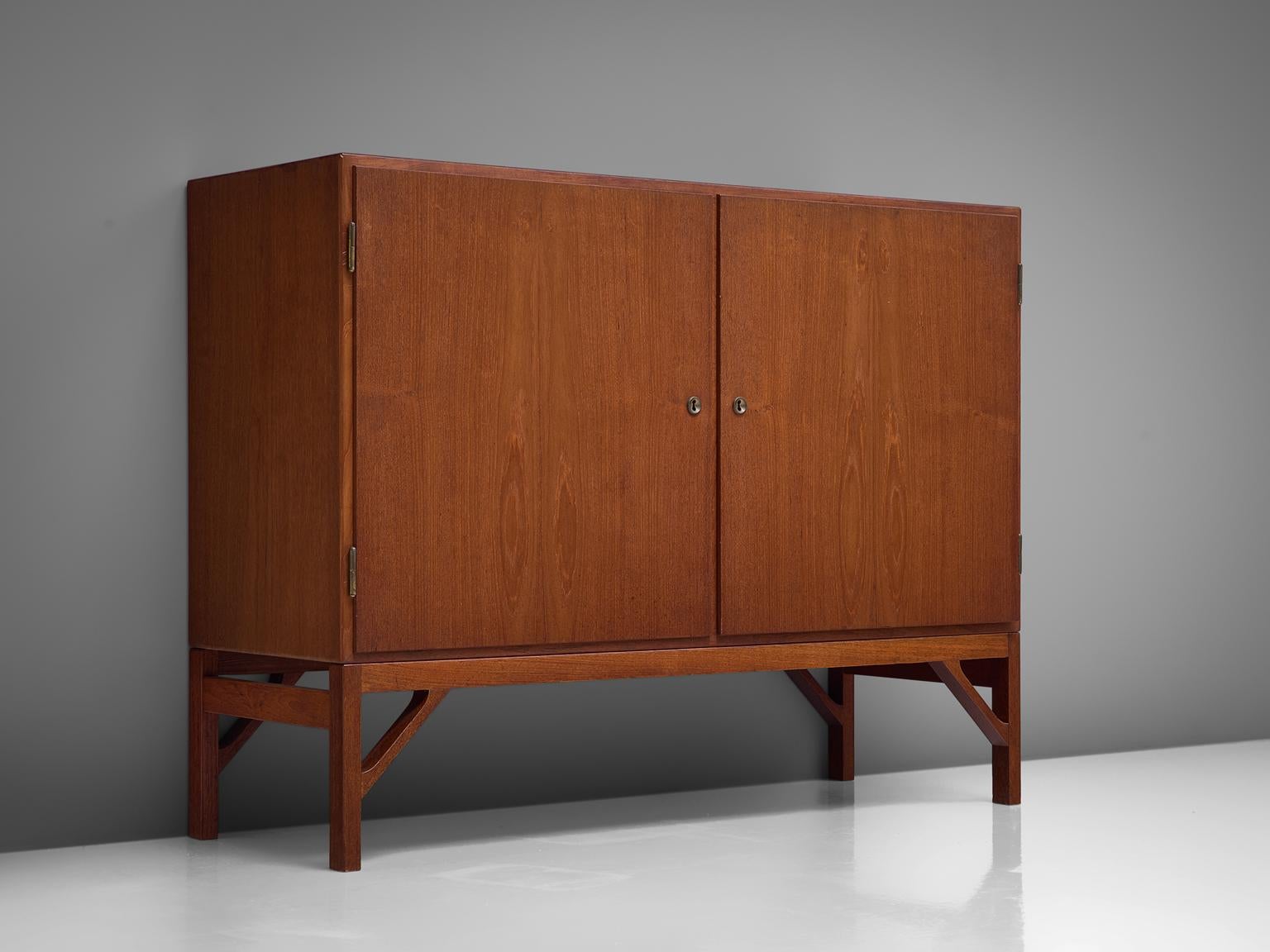 Børge Mogensen for FDB Møbler, cabinet in teak and brass, model A232, Denmark, 1950s.

The clear lines of this chest, characterize the well-known style of Mogensen. Very well proportioned and spacious, provided with a well-made base in solid teak.
