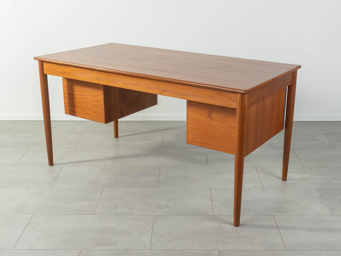 Classic freestanding desk by Børge Mogensen for Søborg Møbler from the 1960s. Corpus in teak veneer with five drawers and long legs.

Accomplished design: perfect proportions and visible attention to detail.
Digh quality workmanship using first