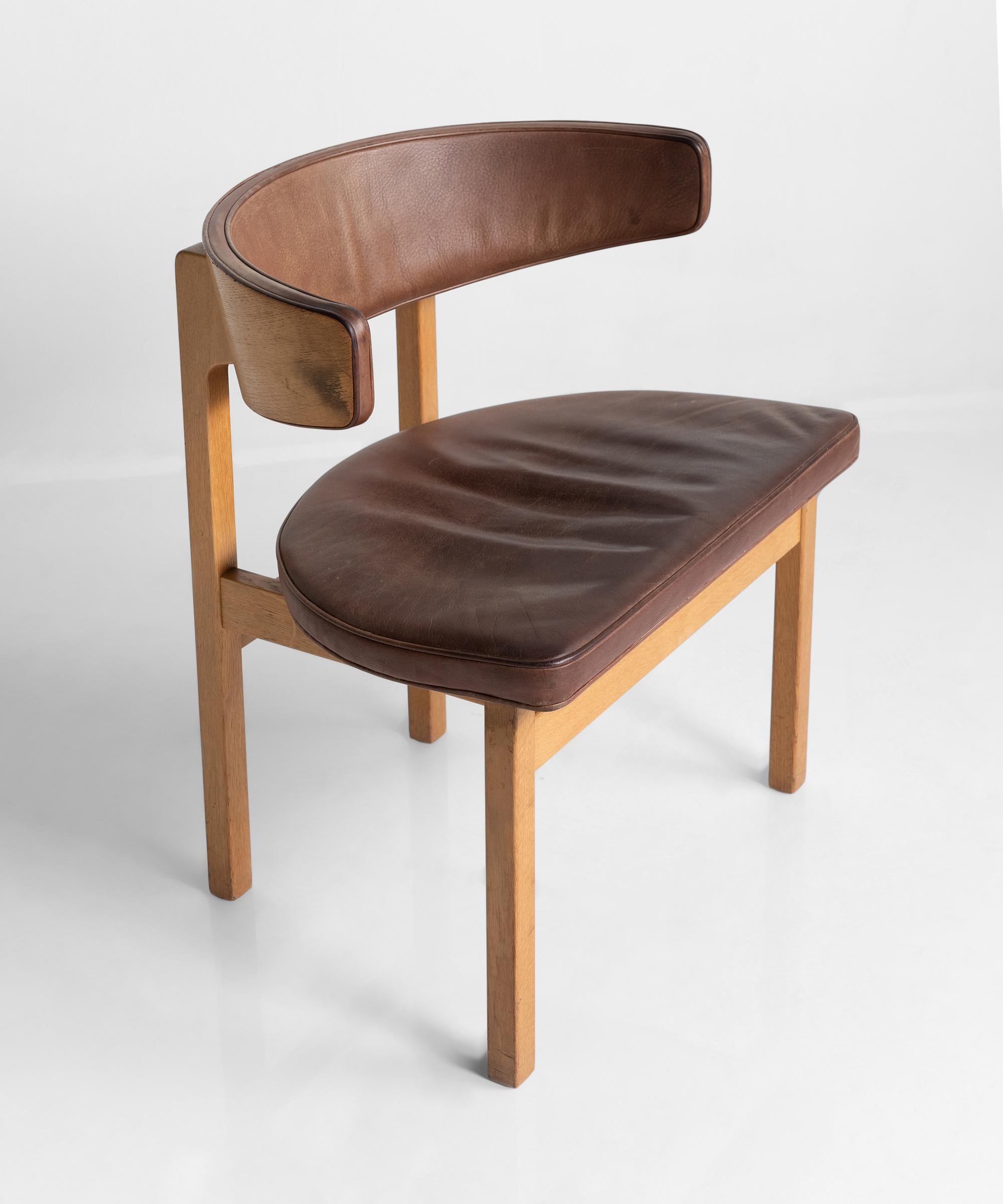 Borge Mogensen desk chair, Denmark, circa 1975.

Model 3245 desk chair with curved oak backrest and brown leather upholstery. Designed in 1975 and manufactured by Federicia Stolefabrik.