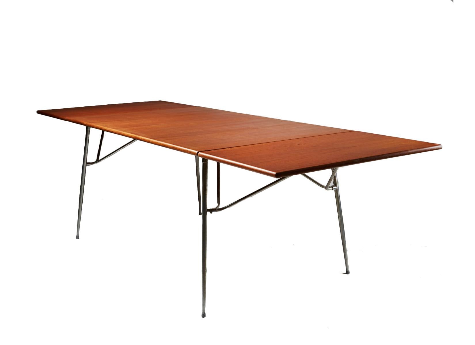 Bureau ou table de salle à manger de style moderniste danois, modèle 206 de Borge Morgensen, composé d'un plateau en teck fin et d'une structure en acier chromé mat, équipé de pieds tombants de 50 cm de chaque côté.
Les feuilles peuvent être