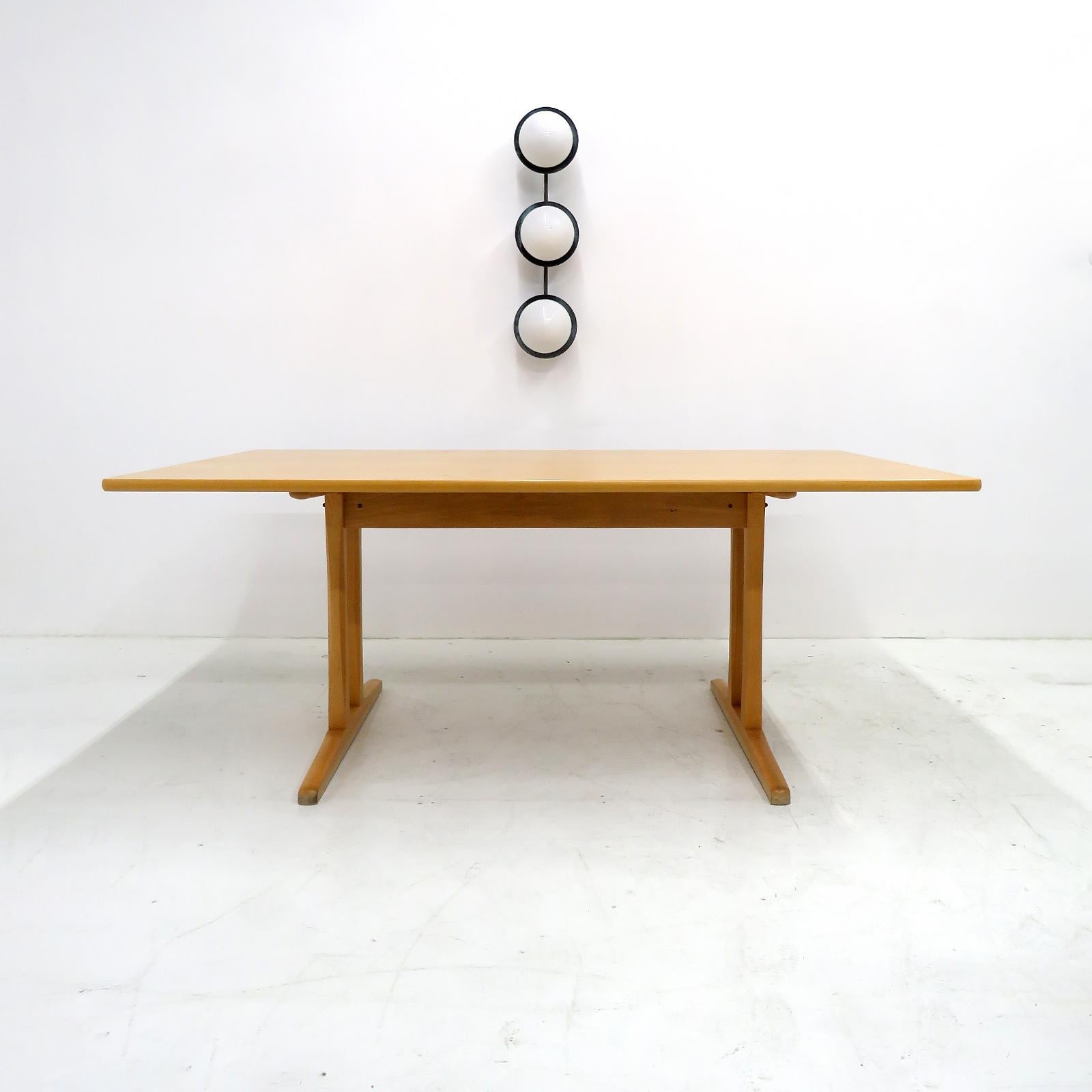Magnifique table de salle à manger Shakers C18, conçue en 1947 par Borge Borgensen pour FDB Mobler, avec plateau en hêtre plaqué, pieds en hêtre massif et quincaillerie en laiton. La table est accompagnée d'une feuille de 18,5