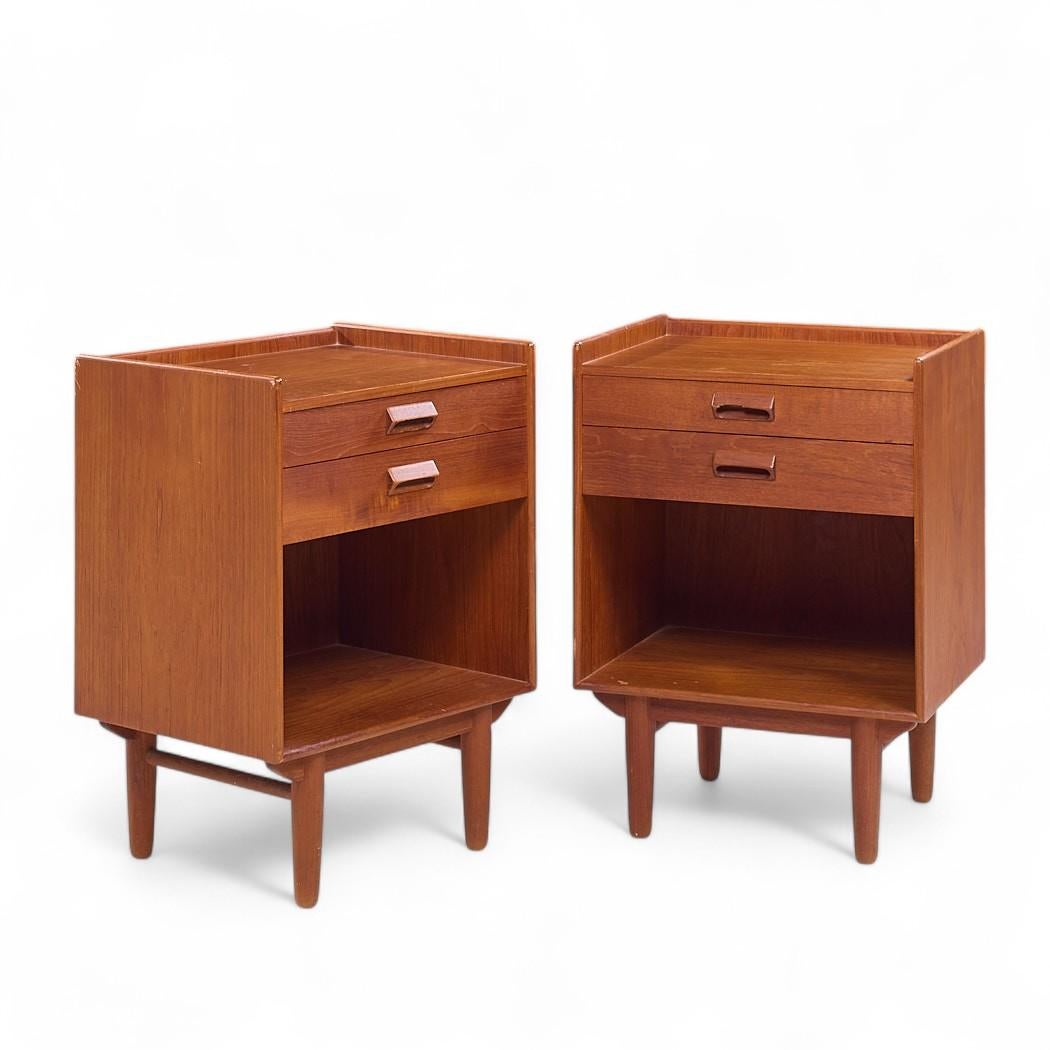 Borge Mogensen für Povl Dinesen Mid Century Danish Teak Nachttische - Paar

Jeder Nachttisch misst: 17,75 breit x 14,25 tief x 24,5 Zoll hoch

Alle Möbelstücke sind in einem so genannten restaurierten Vintage-Zustand zu haben. Das bedeutet, dass das