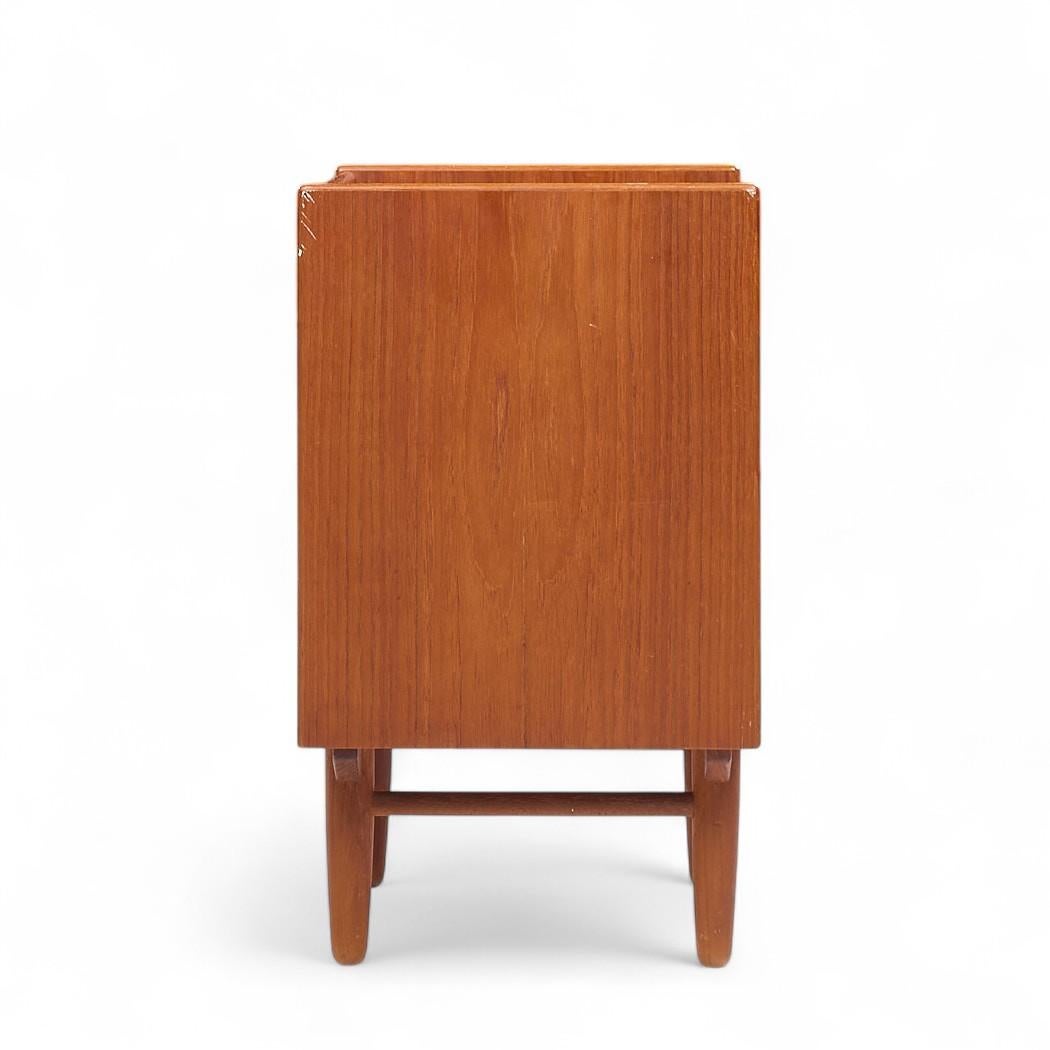 Borge Mogensen für Povl Dinesen Mid Century Danish Teak Nachttische - Paar im Zustand „Gut“ im Angebot in Countryside, IL