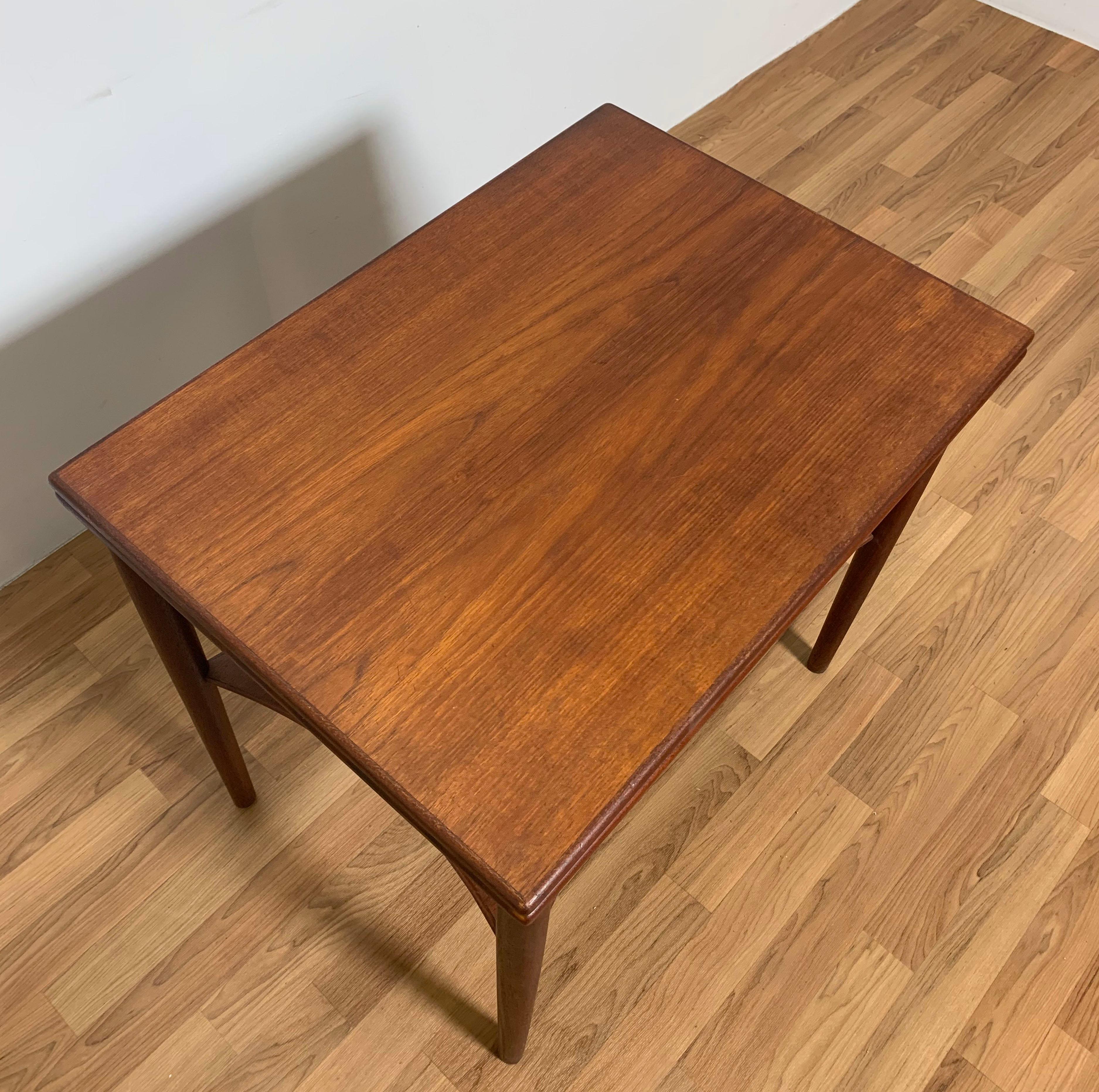 Borge Mogensen for Soborg Model 149 Danish Teak Expandable Side Table, Ca. 1950s In Good Condition For Sale In Peabody, MA