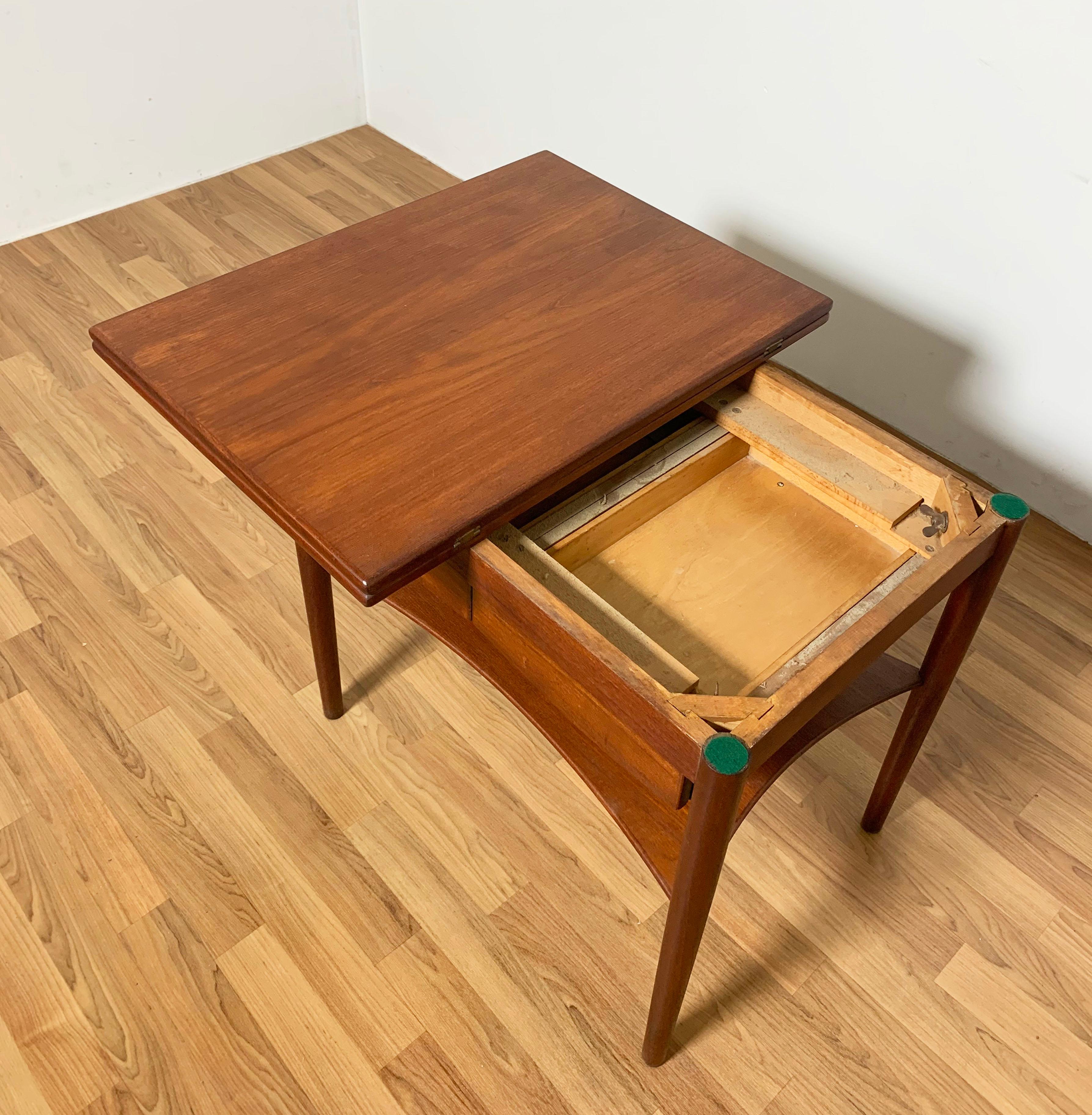 Borge Mogensen for Soborg Model 149 Danish Teak Expandable Side Table, Ca. 1950s For Sale 1