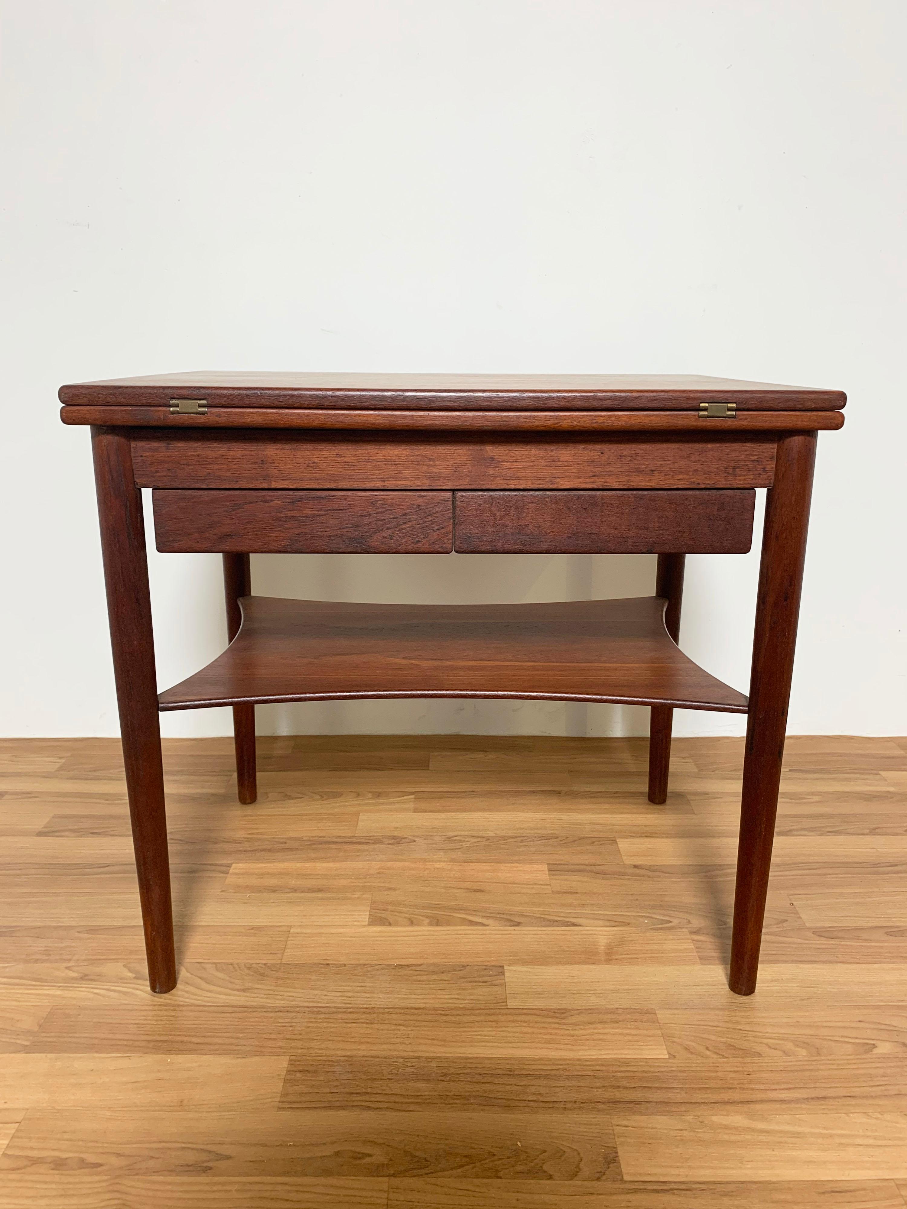 Borge Mogensen for Soborg Model 149 Danish Teak Expandable Side Table, Ca. 1950s For Sale 4