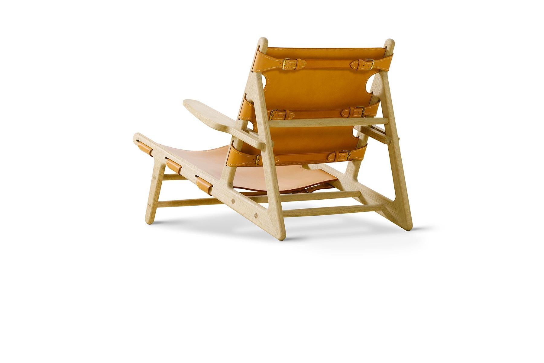 Der 1950 entworfene Stuhl The Hunting war Mogensens erstes Werk mit freiliegendem Holzrahmen und Sattelleder. Der Sitz ist mit massiven Messingschnallen verstellbar, und der Stuhl lässt sich leicht an verschiedene Orte in der Wohnung versetzen.