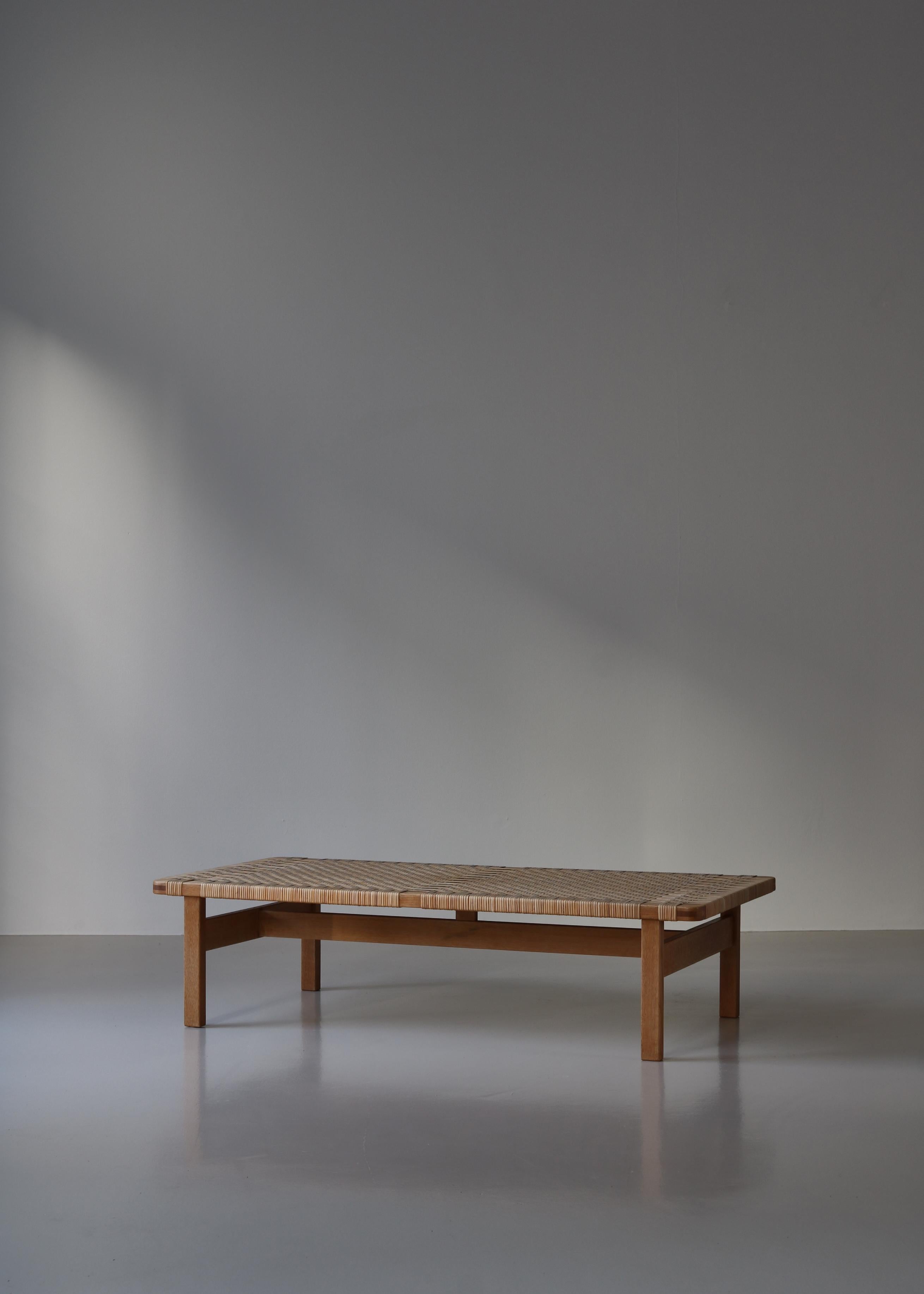 Grande table d'appoint ou banc Borge Mogensen en Oak Oak et rotin, années 1960, Danemark Bon état - En vente à Odense, DK