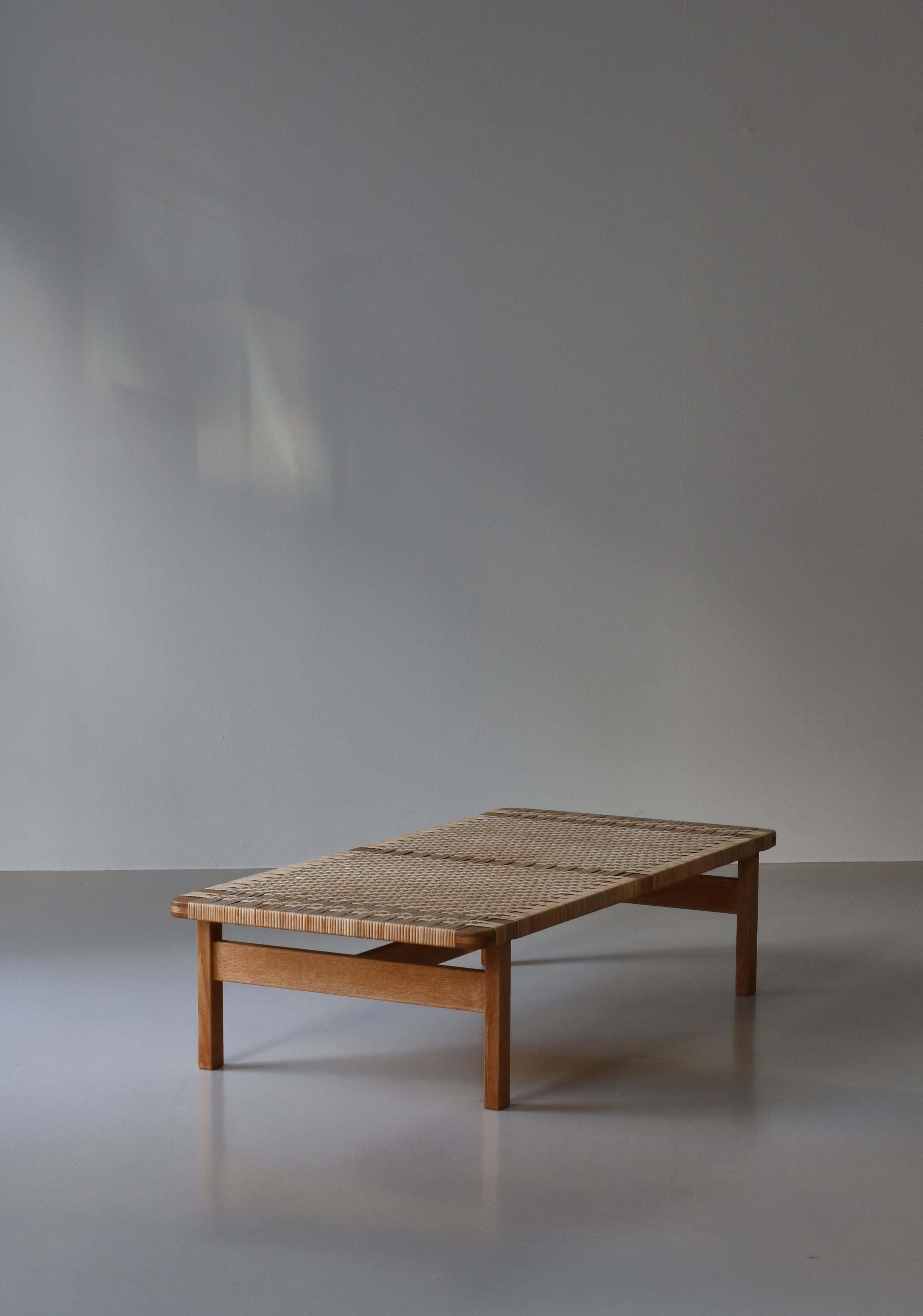 Borge Mogensen Large Side Table or Bench in Oak and Rattan Cane, 1960s, Denmark In Good Condition For Sale In Odense, DK