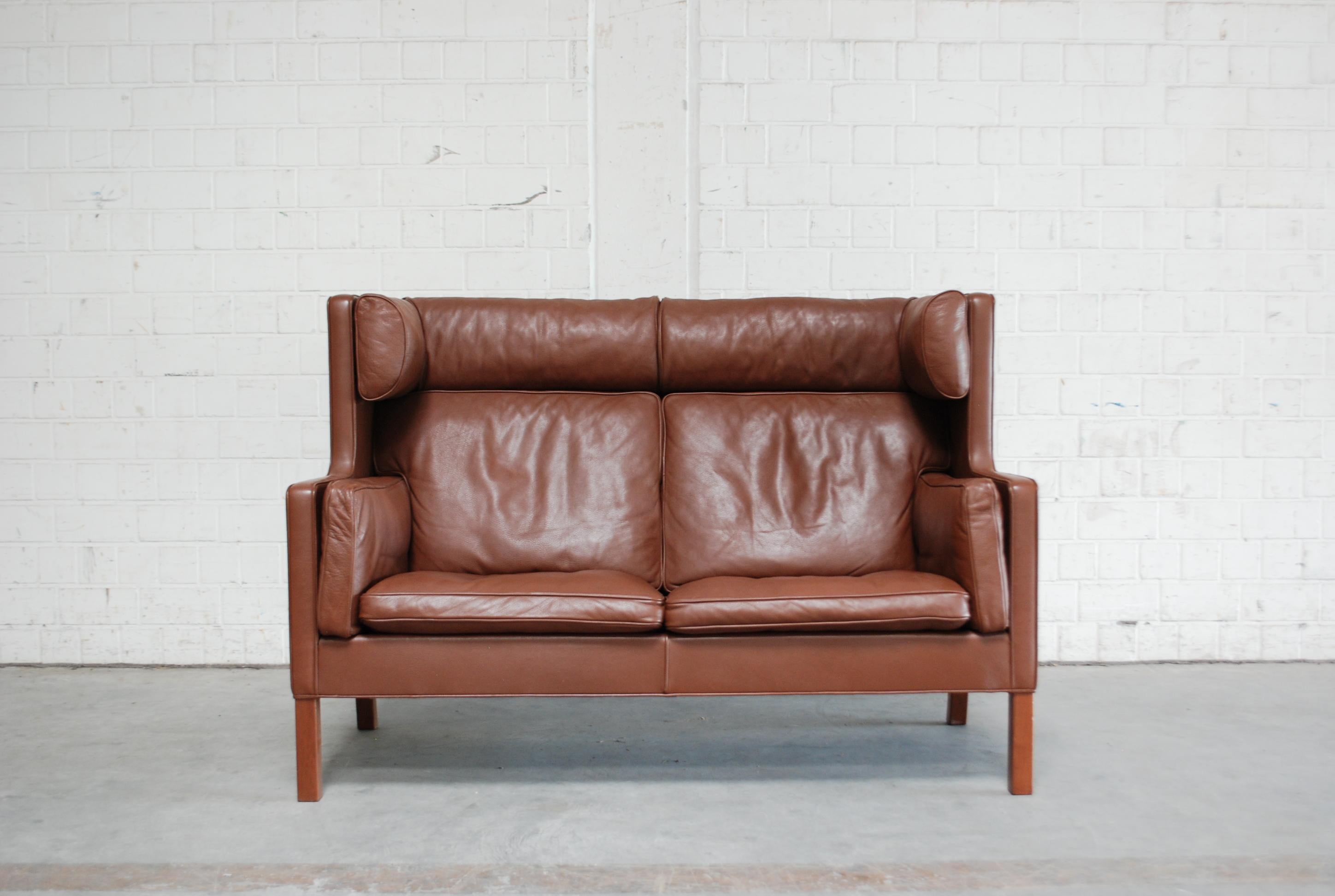 Børge Mogensen designed this leather Sofa Coupe model 2192 for Fredericia Stolefabrik.
It´s a semianilne brown leather with walnut feet.
A Danish masterpiece of upholstery design and great seating comfort.