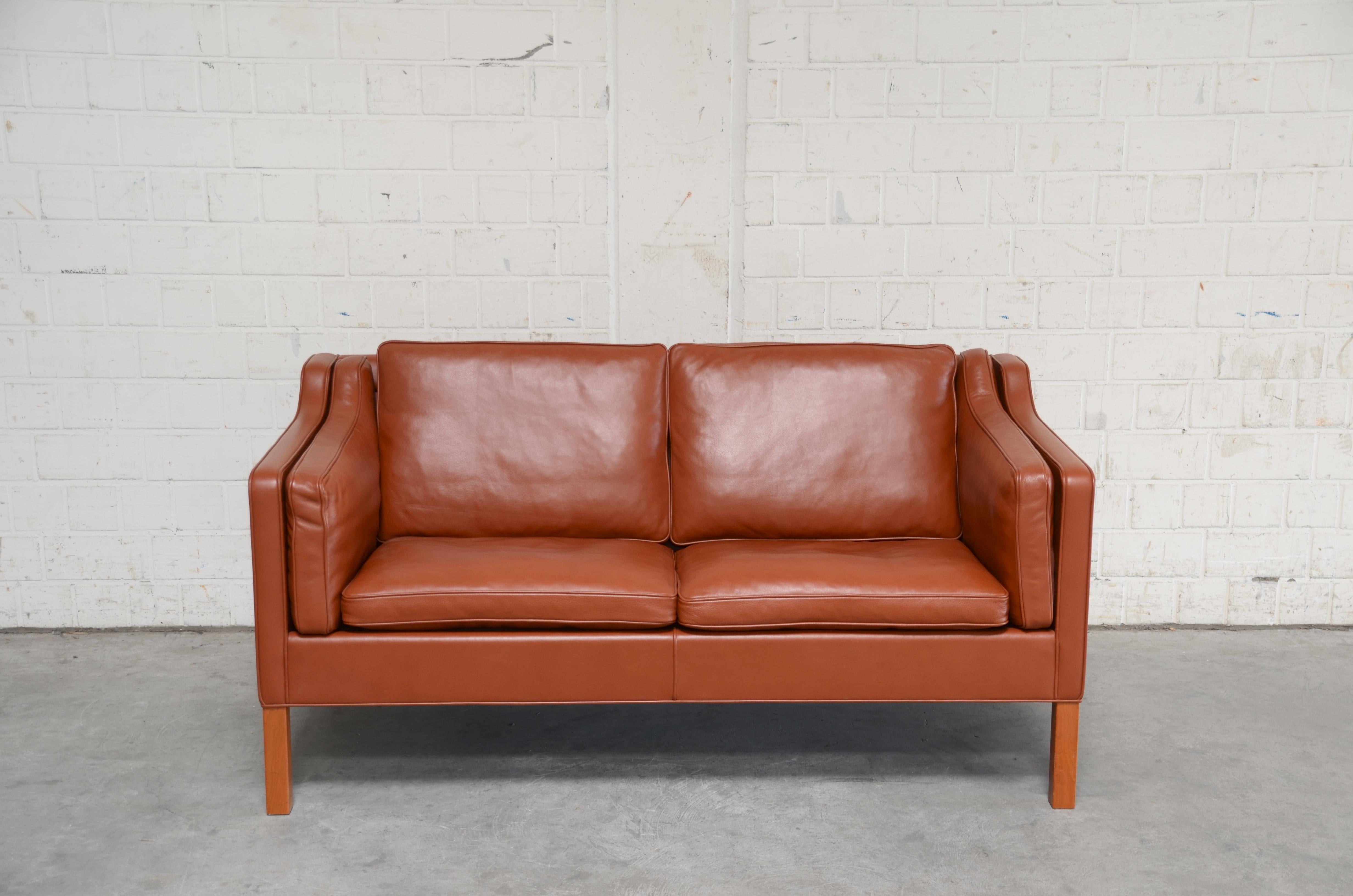 Borge Mogensen designed this leather sofa model 2212 for Fredericia Stolefabrik.
It´s a semianilne red brandy cognac leather with teak feet.
A Danish masterpiece of upholstery design and great seating comfort.
