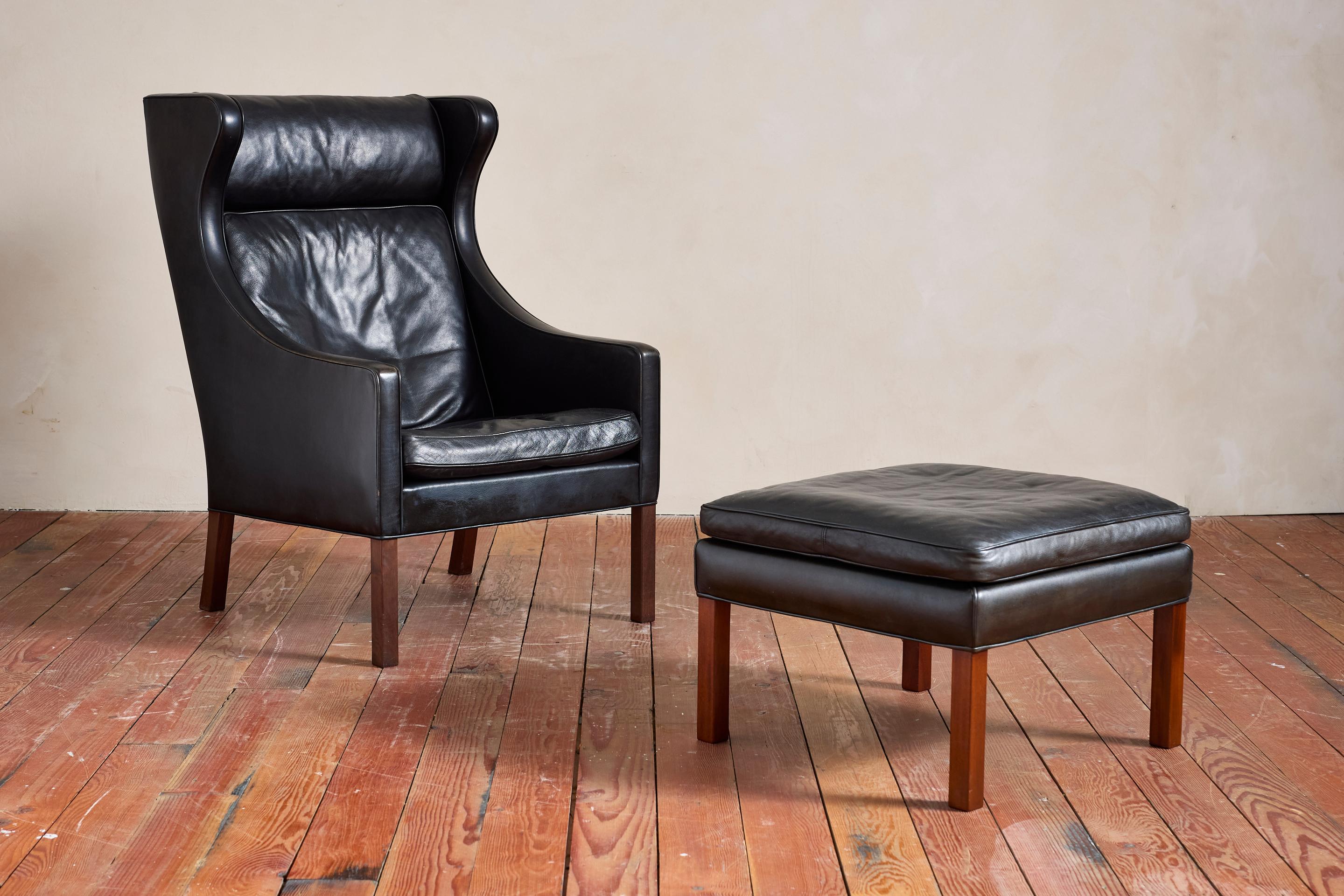 Bellissima sedia a dondolo e pouf in pelle nera di Borg Mogensen. 

Magnifica pelle nera originale con ottima patina e base in teak

Disegnato nel 1970 - Prodotto da Fredericia Furniture. 

Adesivo di marcatura originale sotto 

