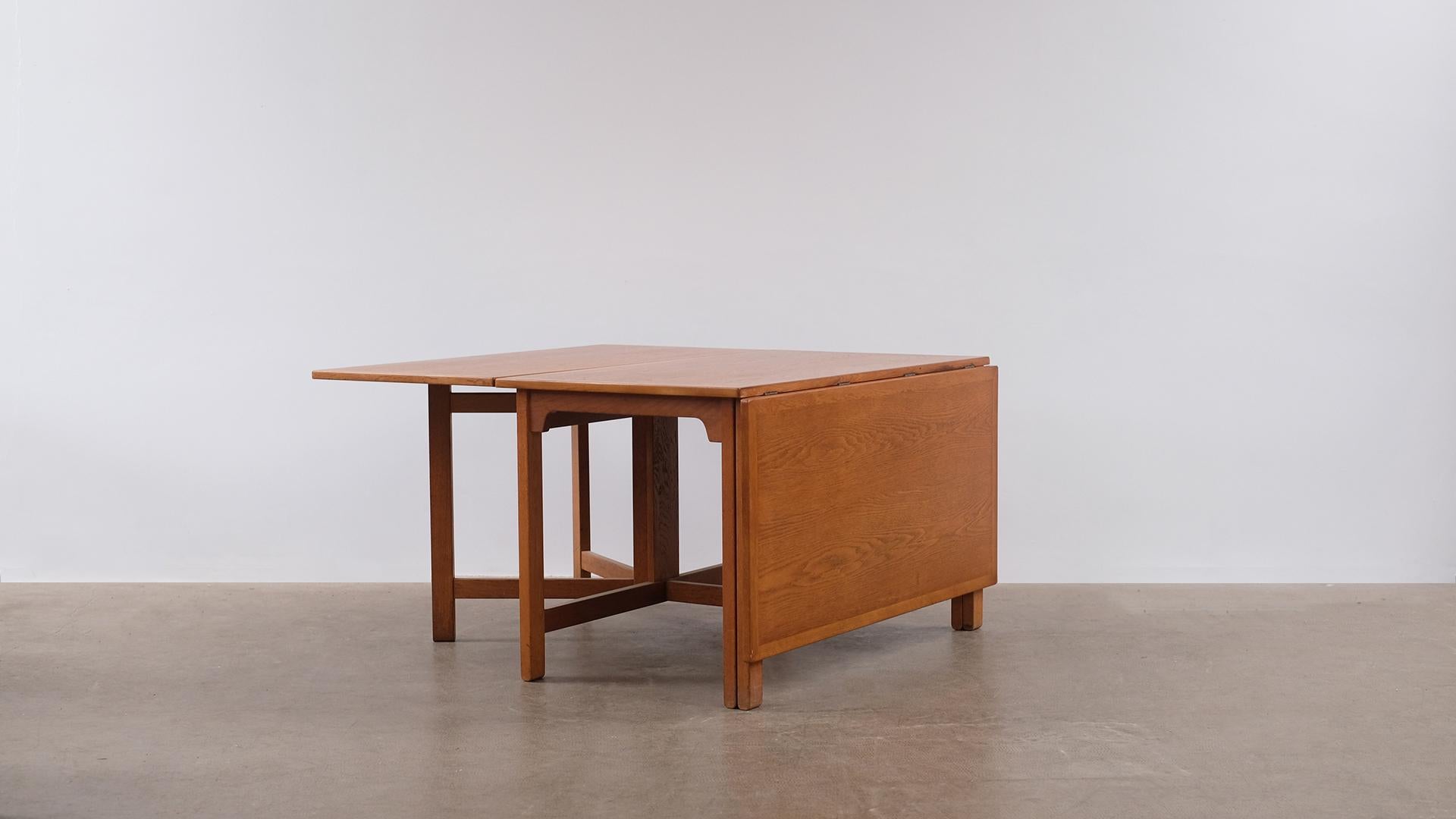 Rare and exceptional drop leaf library table in beautiful patinated oak designed by Børge Mogensen for Karl Andersson & Soner, Sweden. Very versatile and amazing quality table that is seldom available.