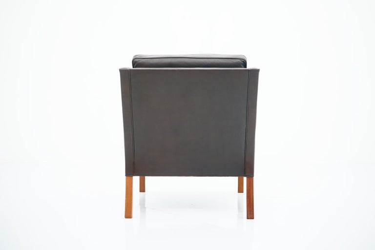 Danish Leather Lounge Chair by Børge Mogensen 2207 For Sale 2