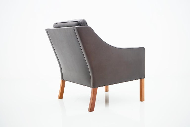 Danish Leather Lounge Chair by Børge Mogensen 2207 For Sale 3