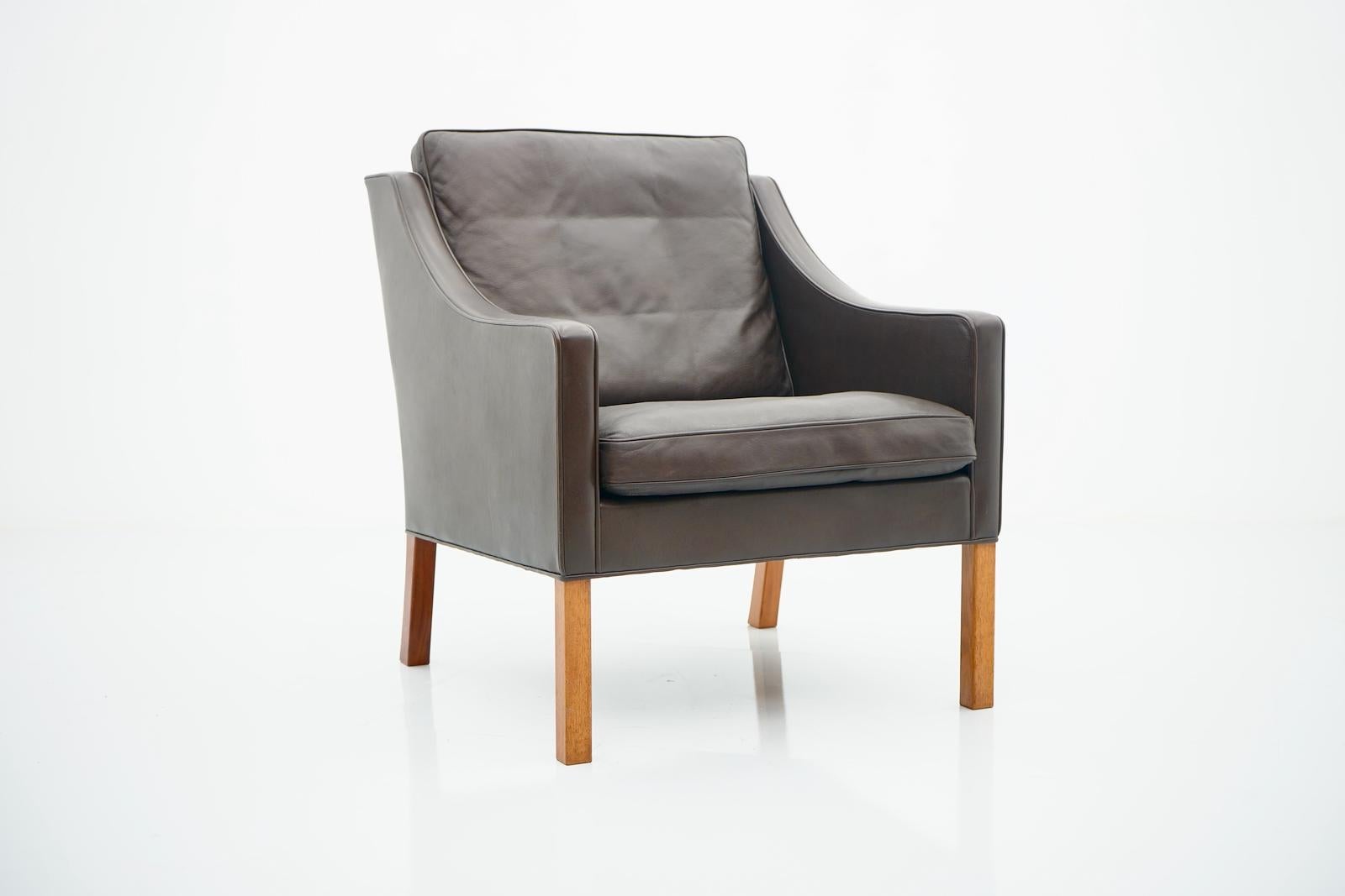 Danish Leather Lounge Chair by Børge Mogensen 2207 For Sale 4