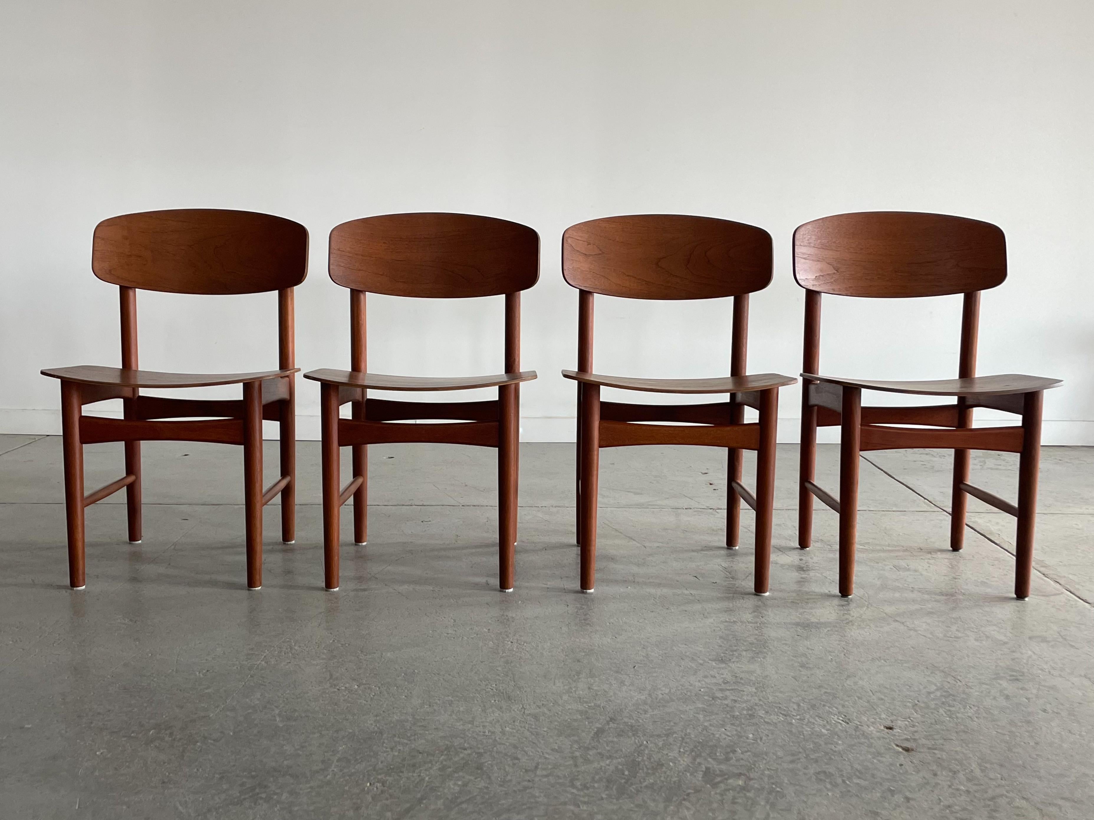 Set di quattro sedie da pranzo classiche in teak Modello 122 disegnate da Borg Mogensen per Soborg Mobler, Danimarca. Queste sedie di ispirazione Shakers presentano linee pulite e contorni sottili caratteristici del design/One. Misura 19
