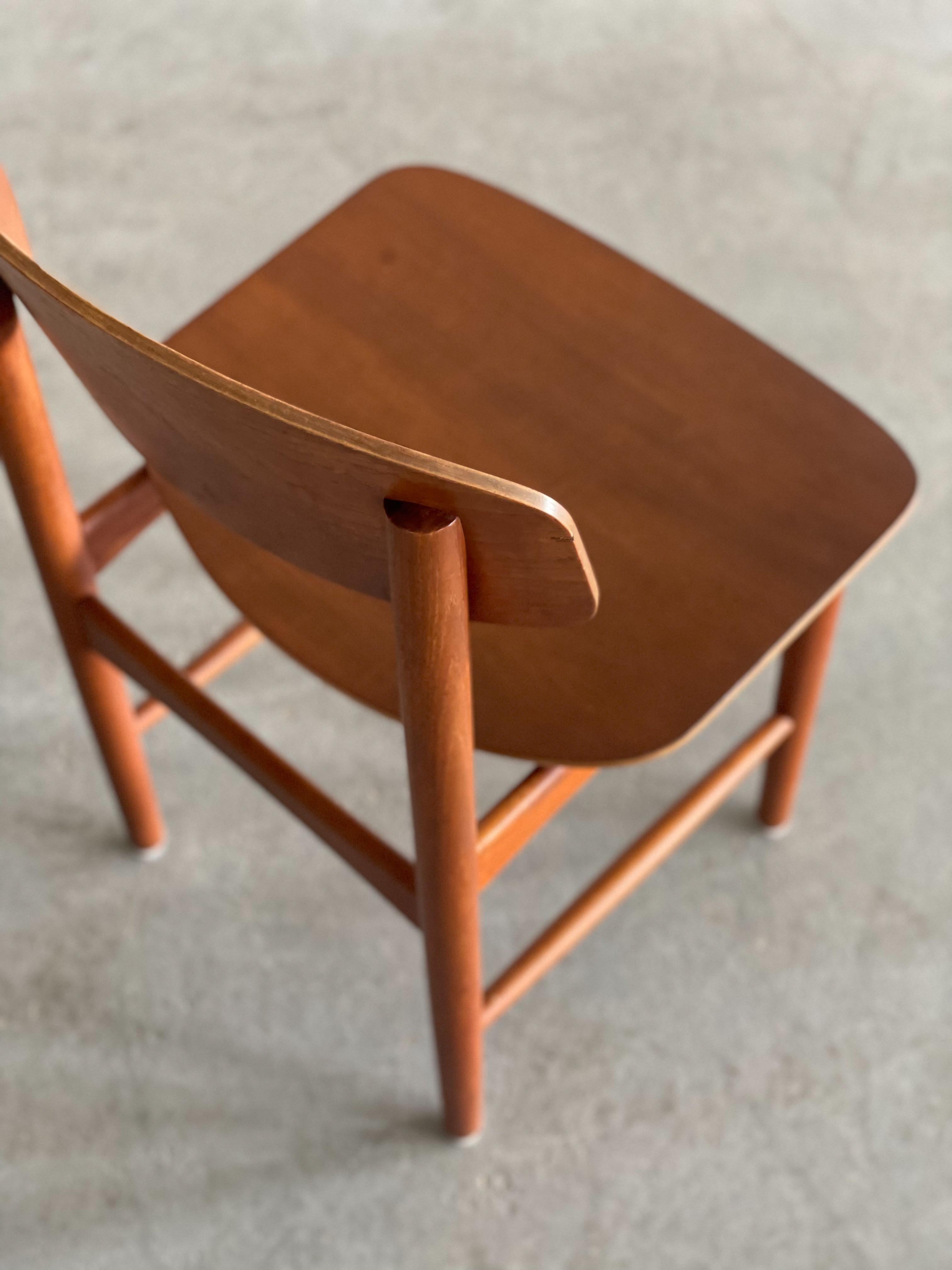 Scandinavo moderno Sedie da pranzo in teak modello 122 di Borg Mogensen per Soborg in vendita
