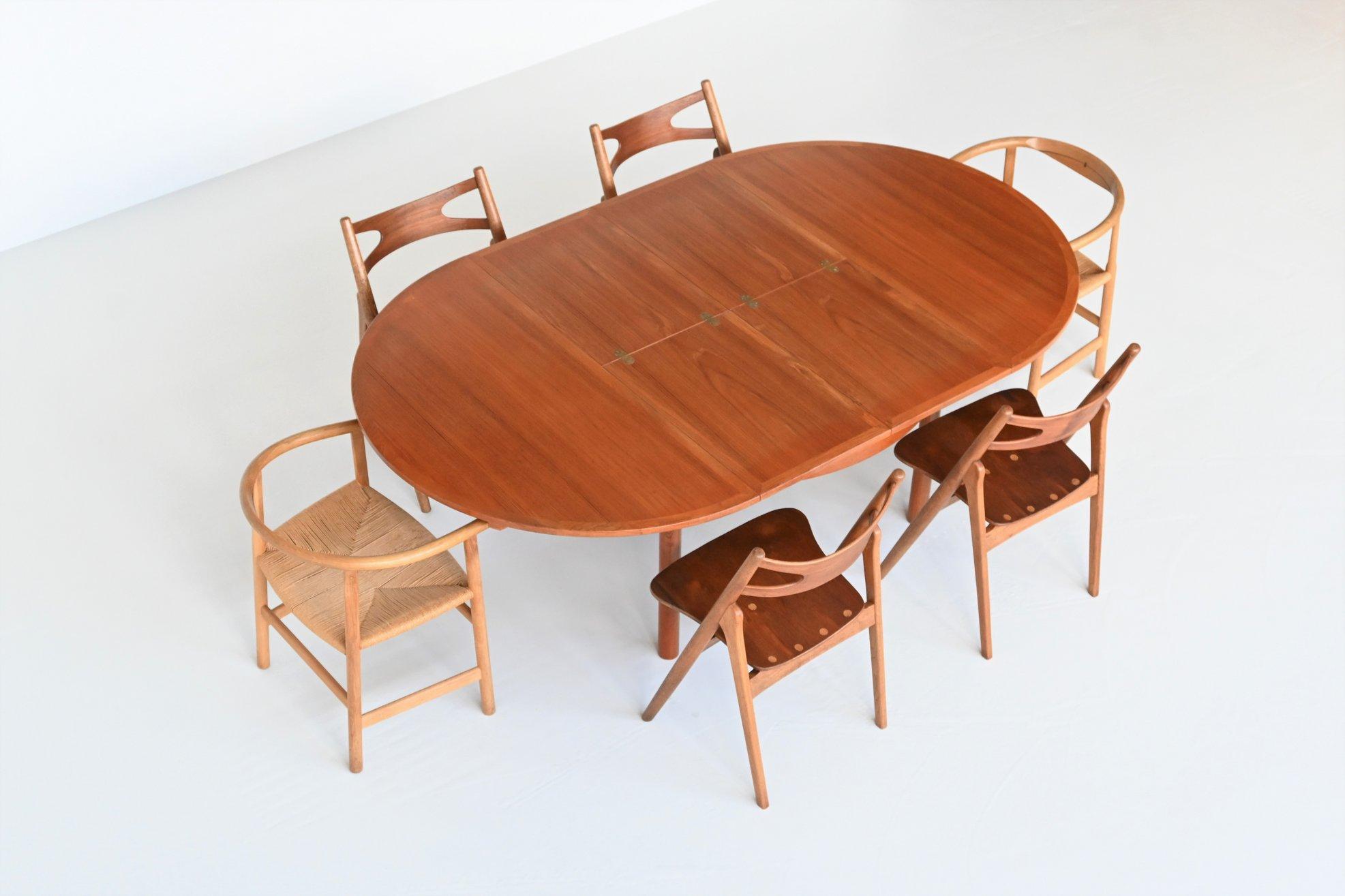 Gorgeous large extendable dining table model 140 designed by Borge Mogensen for Karl Andersson, Denmark 1955. The table is 130 cm round and extendable using two extension leaves up to a length of 216 cm. It is made of teak wood and has nice brass