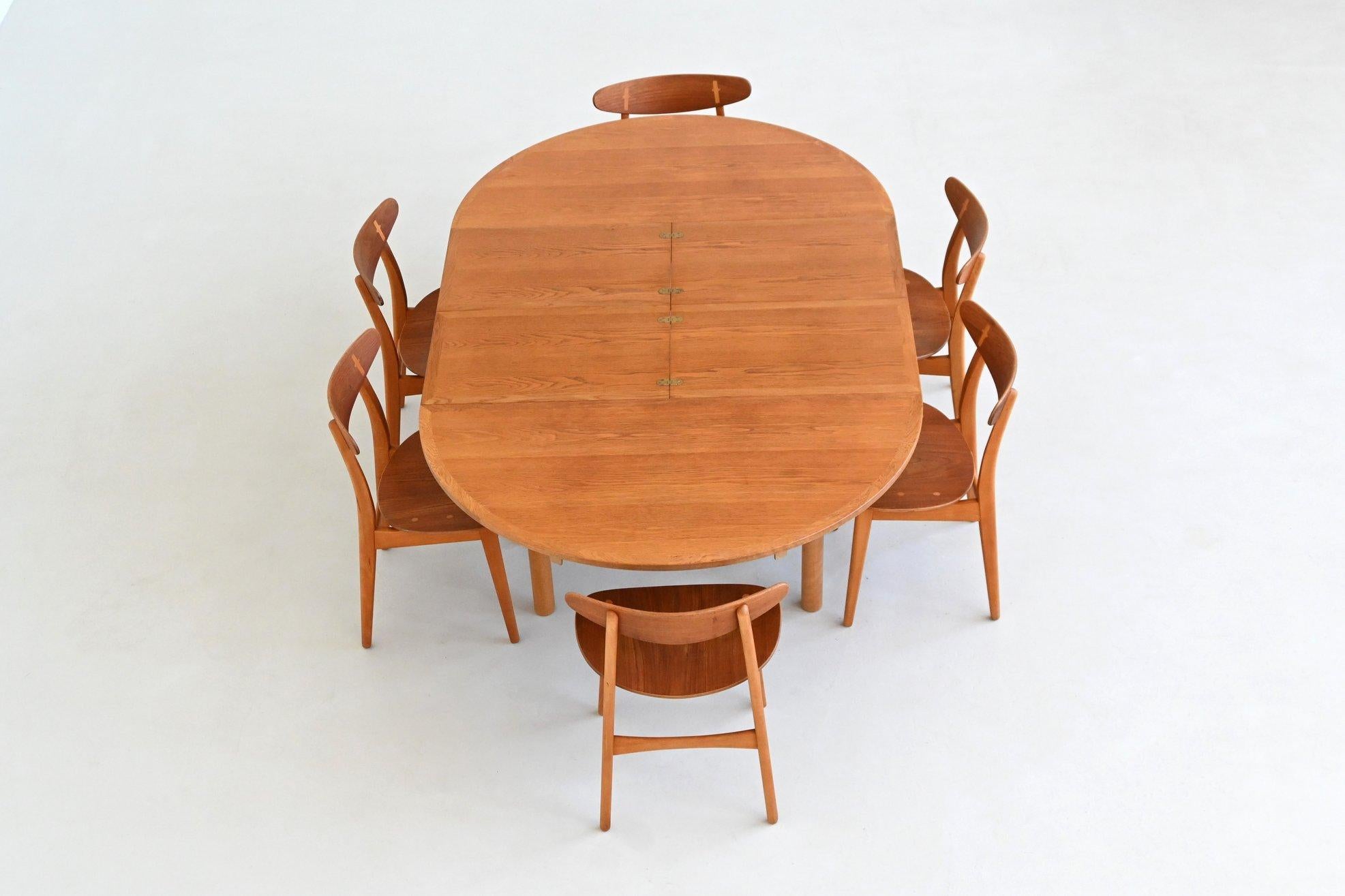 Tavolo da pranzo allungabile di grandi dimensioni, di ottima fattura e altamente funzionale, modello 140, progettato da Børge Mogensen per Karl Andersson in Danimarca nel 1955. Il tavolo presenta un piano rotondo in legno di Oak con raffinate