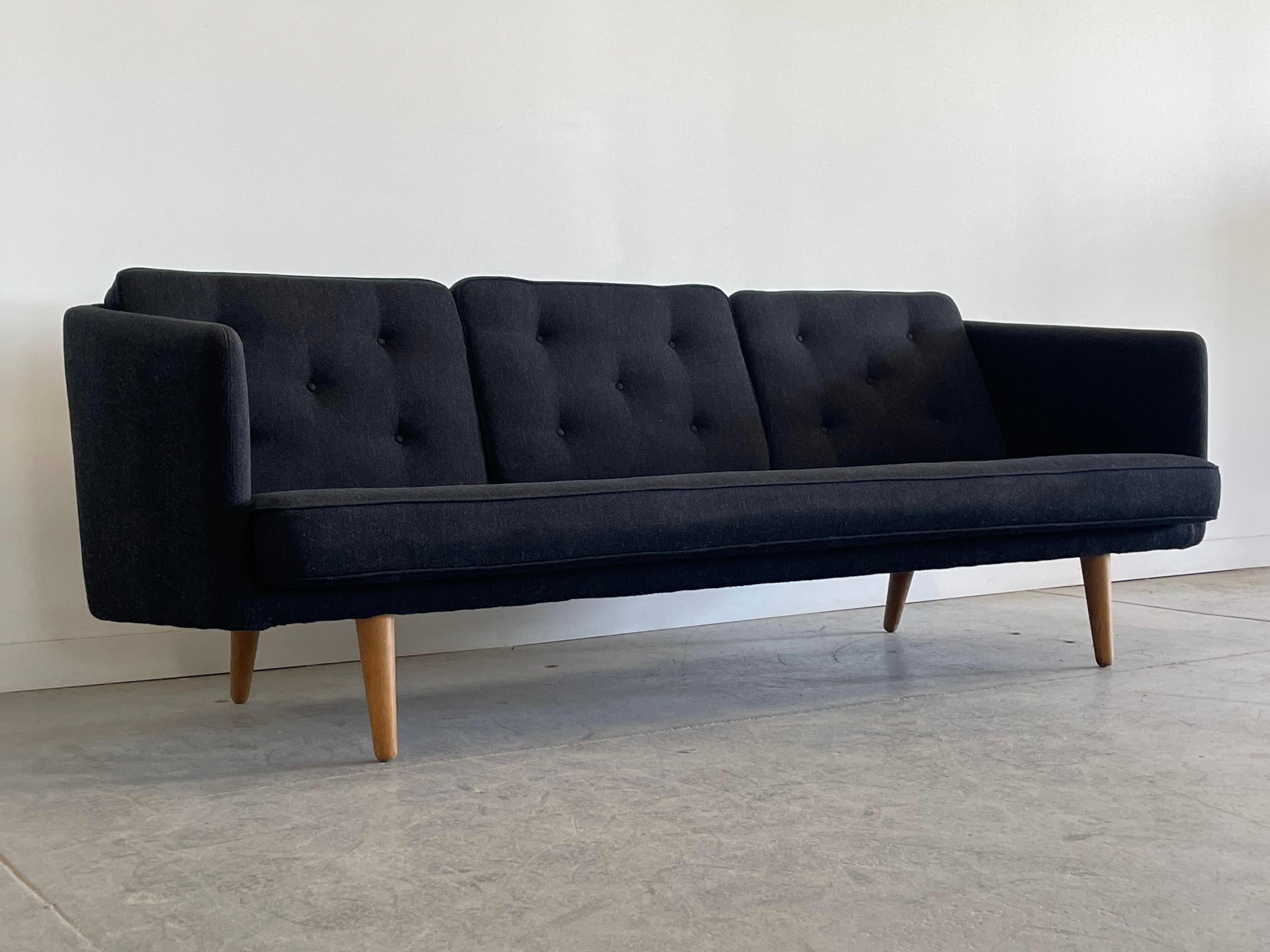 Clásico y hermoso sofá danés de tres plazas Modelo 201 diseñado en 1955 por Borge Mogensen para Fredericia A/S, Dinamarca. Este sofá ultracómodo fue la primera pieza de las muchas que Mogensen diseñó para la empresa. Tiene patas de roble, cojines de