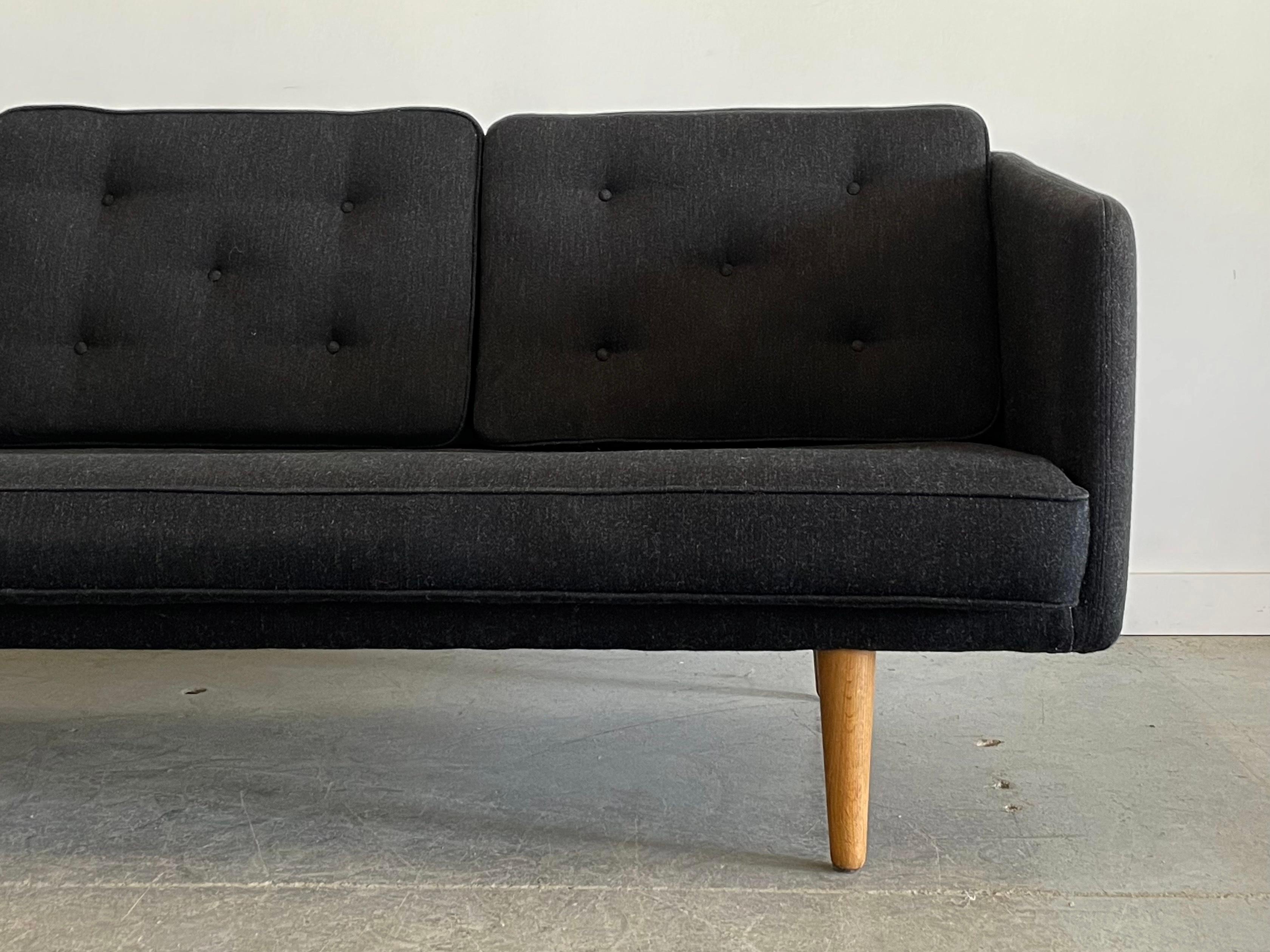 Sofá Borge Mogensen Modelo 201 de lana original para Fredericia, Dinamarca, 1955 Carpintería en venta